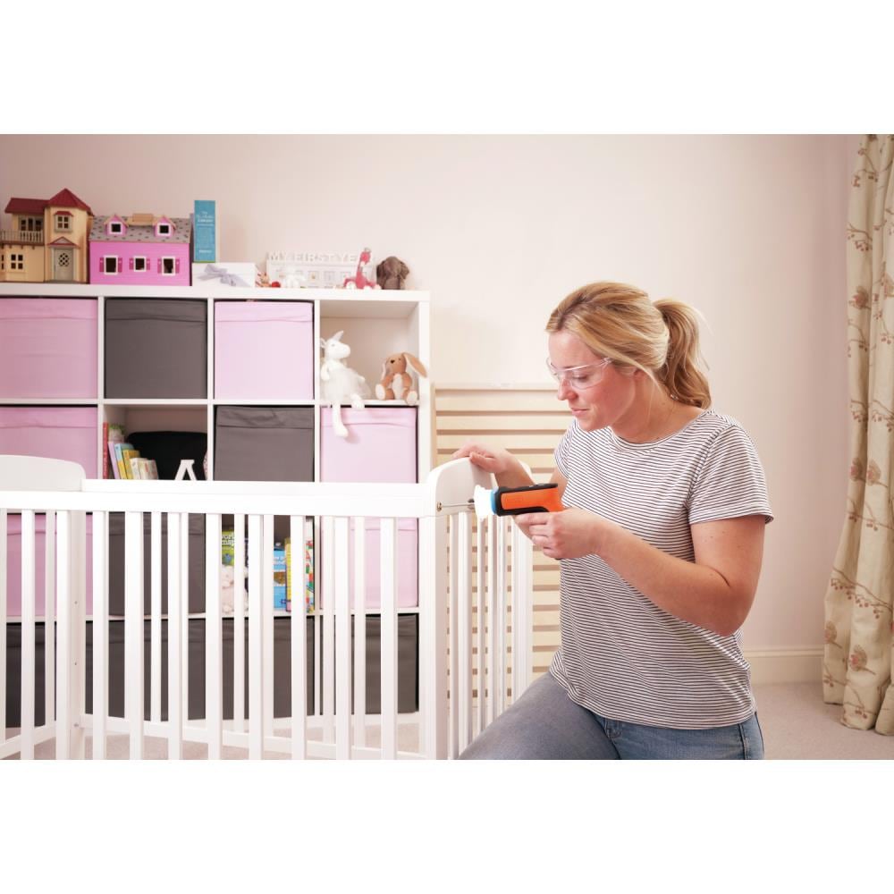Atornillador inalámbrico BLACK+DECKER de 4 voltios y 1/4 de pulgada (Incluye batería y cargador) BCRTA601I