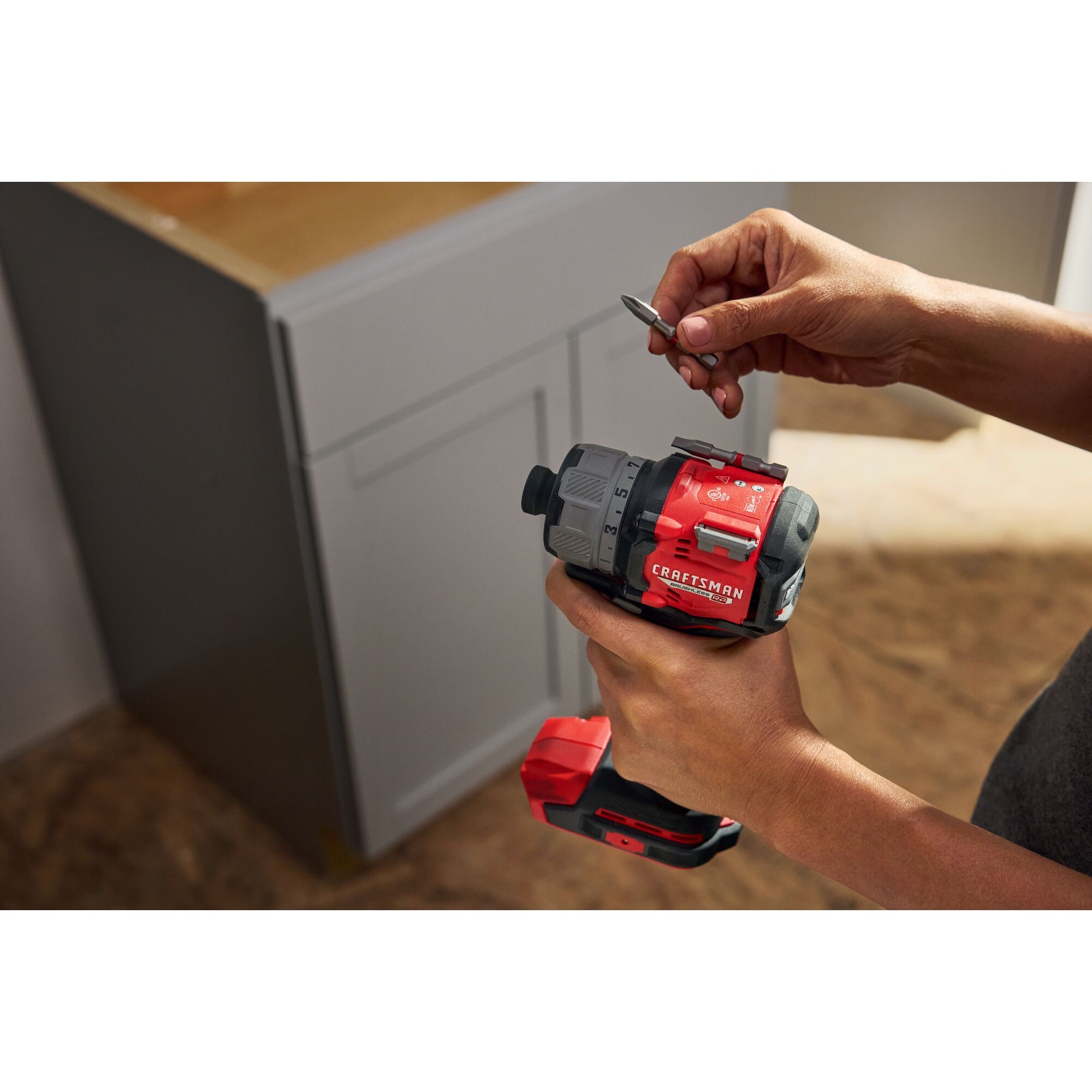 Desatornillador inalámbrico CRAFTSMAN V20 RP de 20 voltios Max Brushless de 1/4 pulgadas (Batería y cargador no incluidos) CMCF610B
