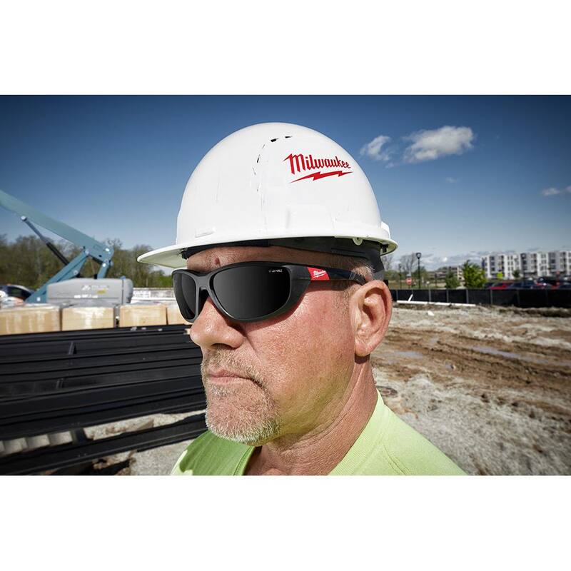 Clavadora de armazón sin escobillas Milwaukee M18 FUEL de 18 voltios y 30 grados con lentes de seguridad polarizados y tintados con empaque - 2745-20-48-73-2045.