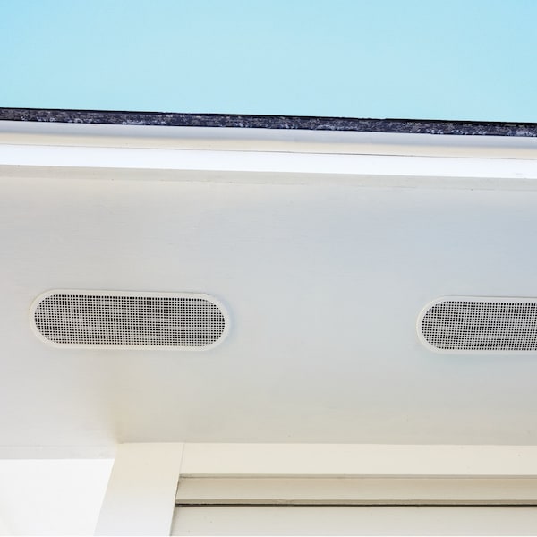 Ventilador de Soffit Ovalado 4 in. x 12 in. Blanco de Resina Resistente a los Rayos UV.