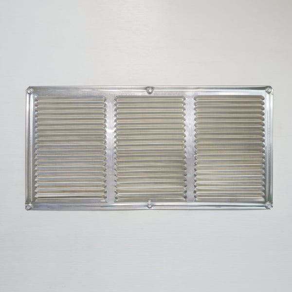 Ventilador de bajotecho de aluminio de 16 pulgadas x 8 pulgadas en acabado natural.