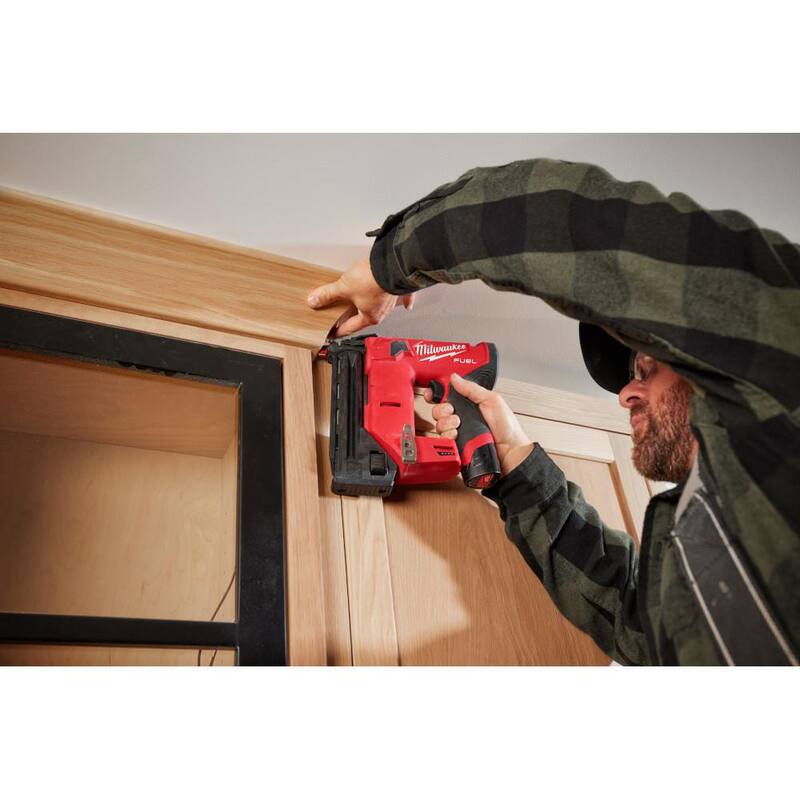 Clavadora de Brad compacta Milwaukee M12 FUEL de 12 voltios de 1-1/2 pulgadas, inalámbrica, sin escobillas de iones de litio de 18 calibres (solo la herramienta) - 2541-20.
