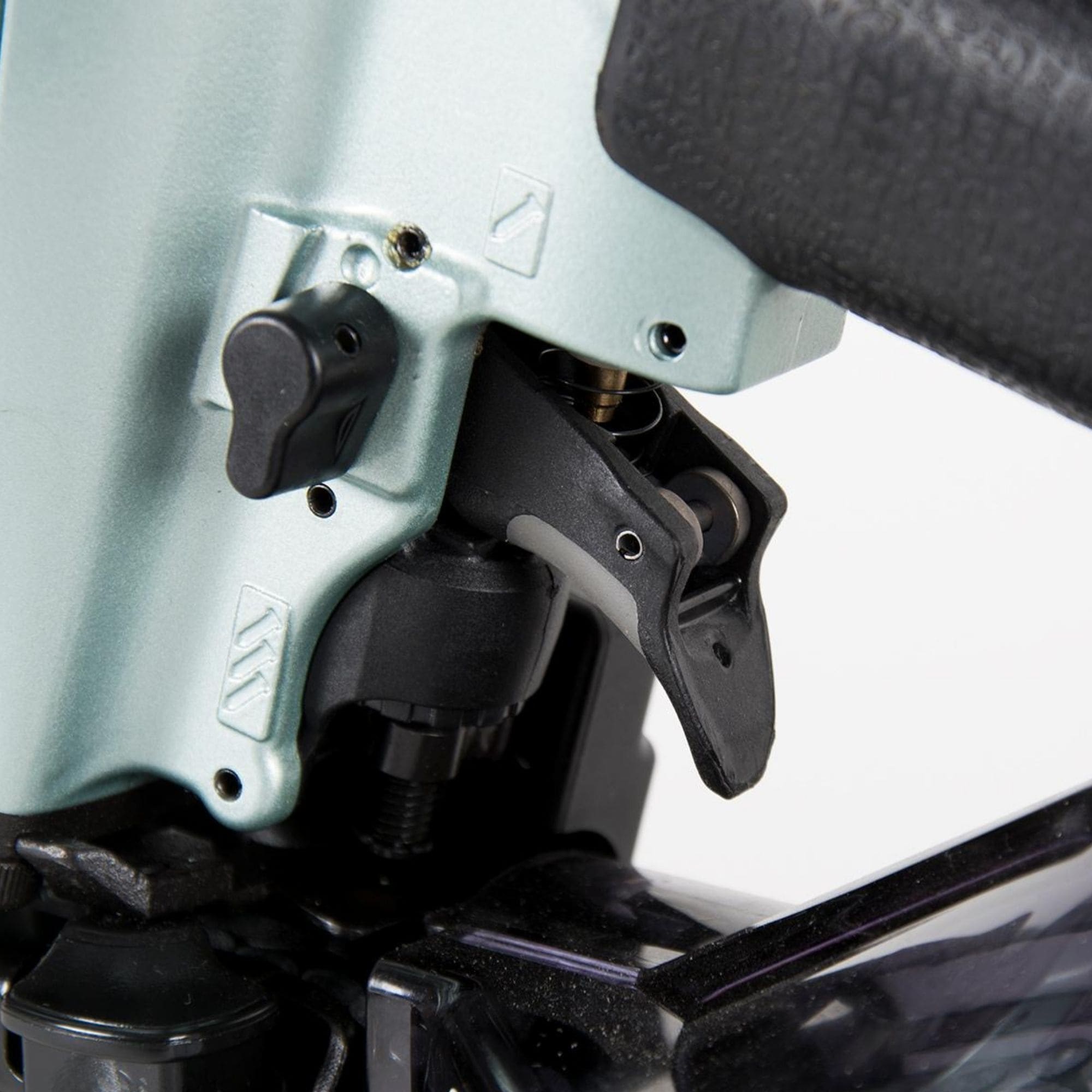 Clavadora neumática para revestimiento Metabo HPT de 2-1/2 pulgadas a 15 grados NV65AH2M