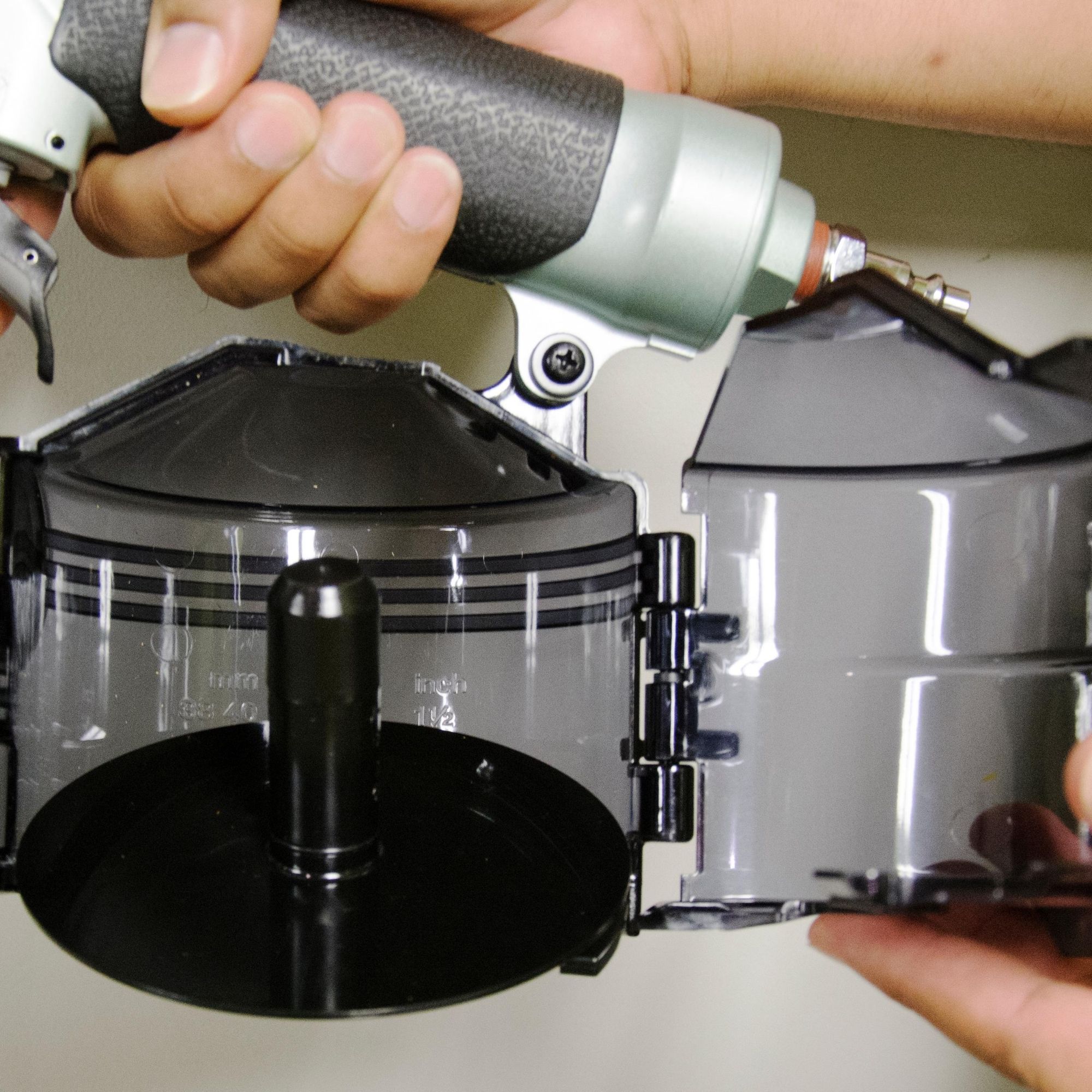 Clavadora neumática para revestimiento Metabo HPT de 2-1/2 pulgadas a 15 grados NV65AH2M