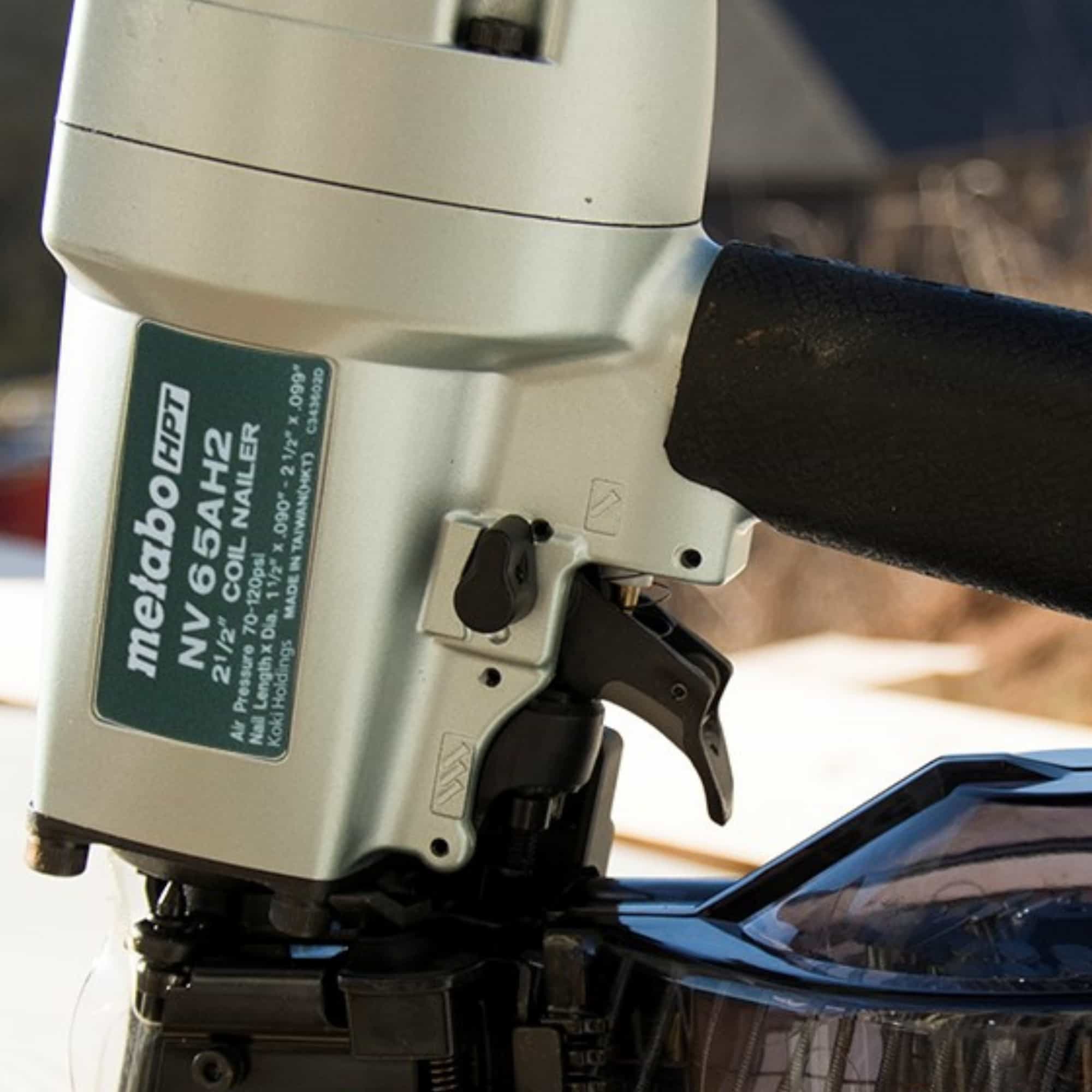 Clavadora neumática para revestimiento Metabo HPT de 2-1/2 pulgadas a 15 grados NV65AH2M