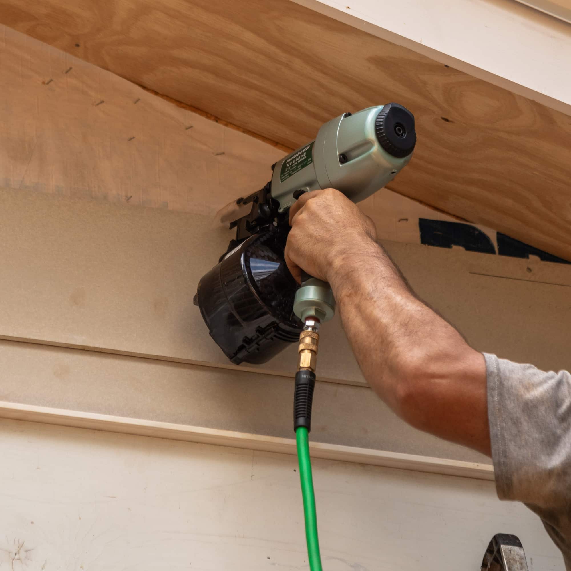 Clavadora neumática para revestimiento Metabo HPT de 2-1/2 pulgadas a 15 grados NV65AH2M