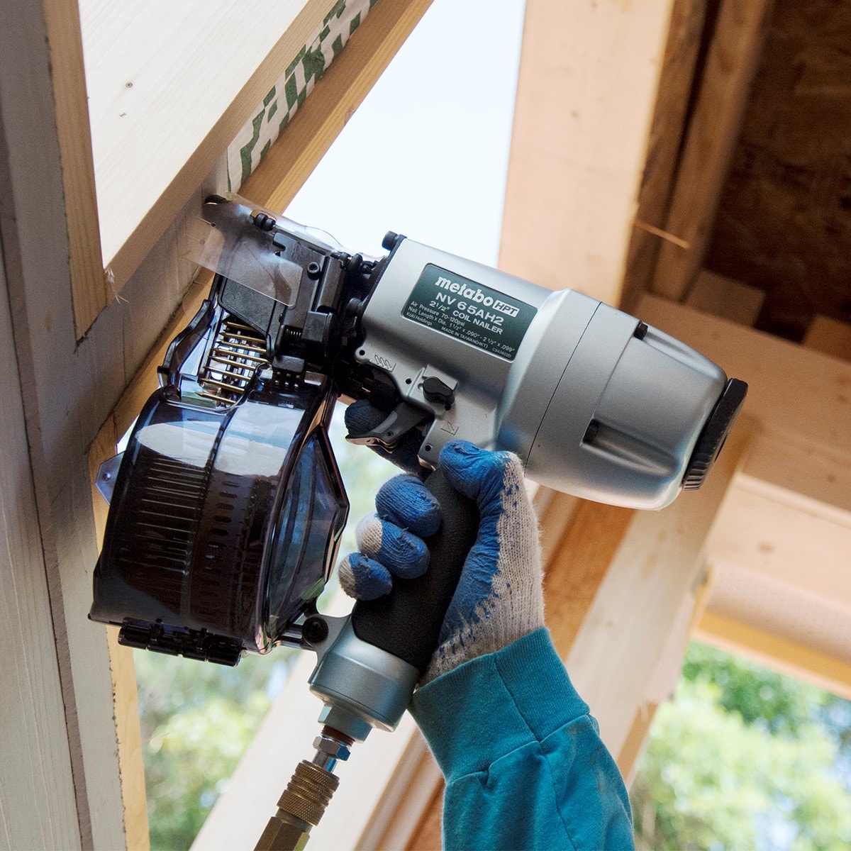 Clavadora neumática para revestimiento Metabo HPT de 2-1/2 pulgadas a 15 grados NV65AH2M