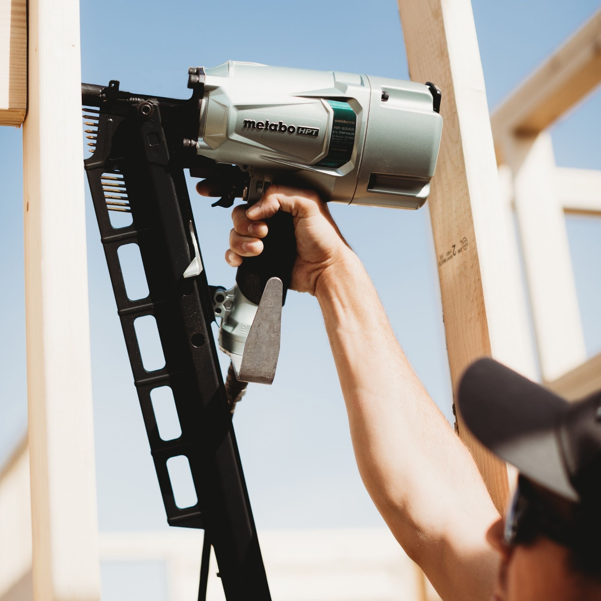 Clavadora neumática para estructuras con cabezal redondo Metabo HPT 3-1/4 pulgadas, ángulo de 21 grados NR83A5(S)M