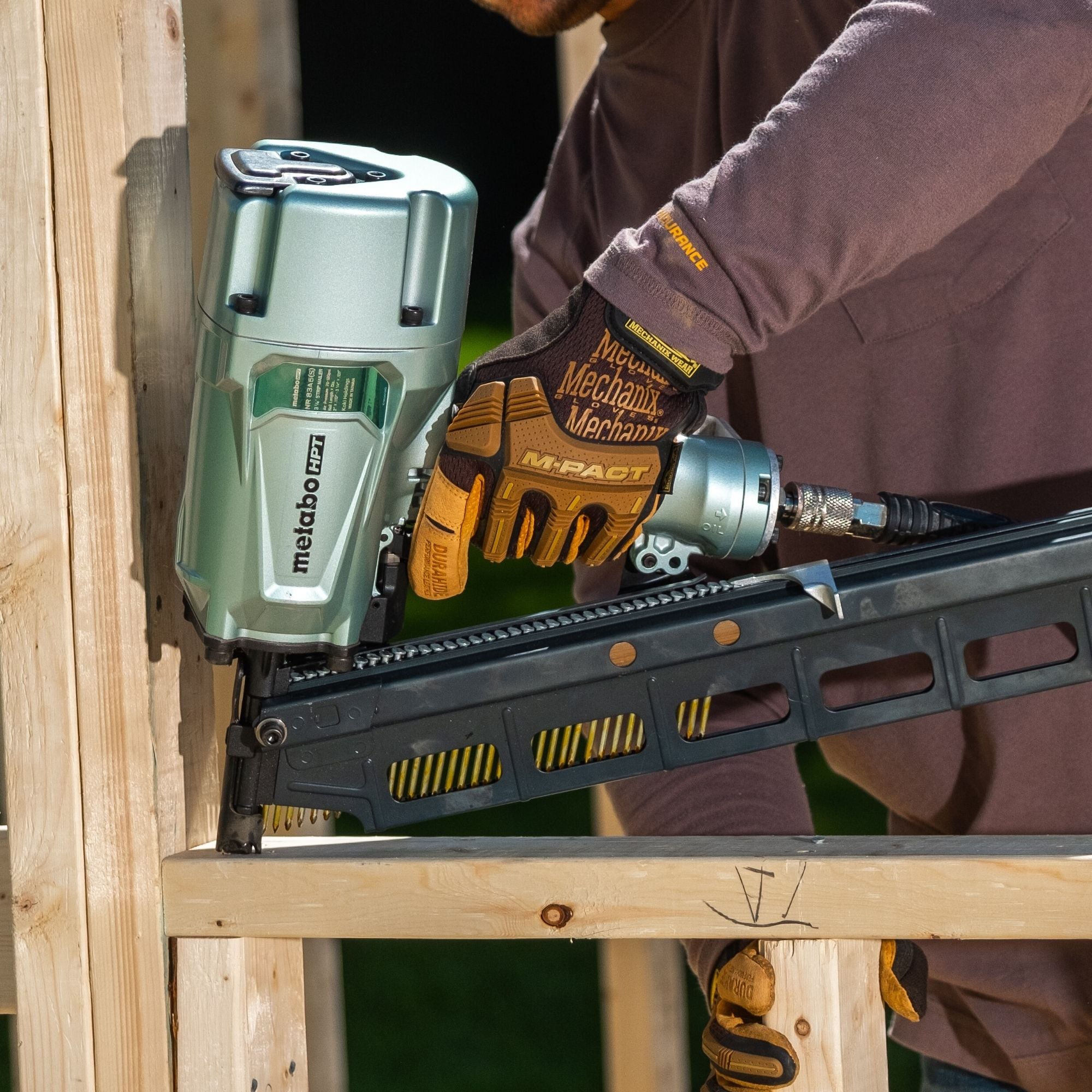 Clavadora neumática para estructuras con cabezal redondo Metabo HPT 3-1/4 pulgadas, ángulo de 21 grados NR83A5(S)M