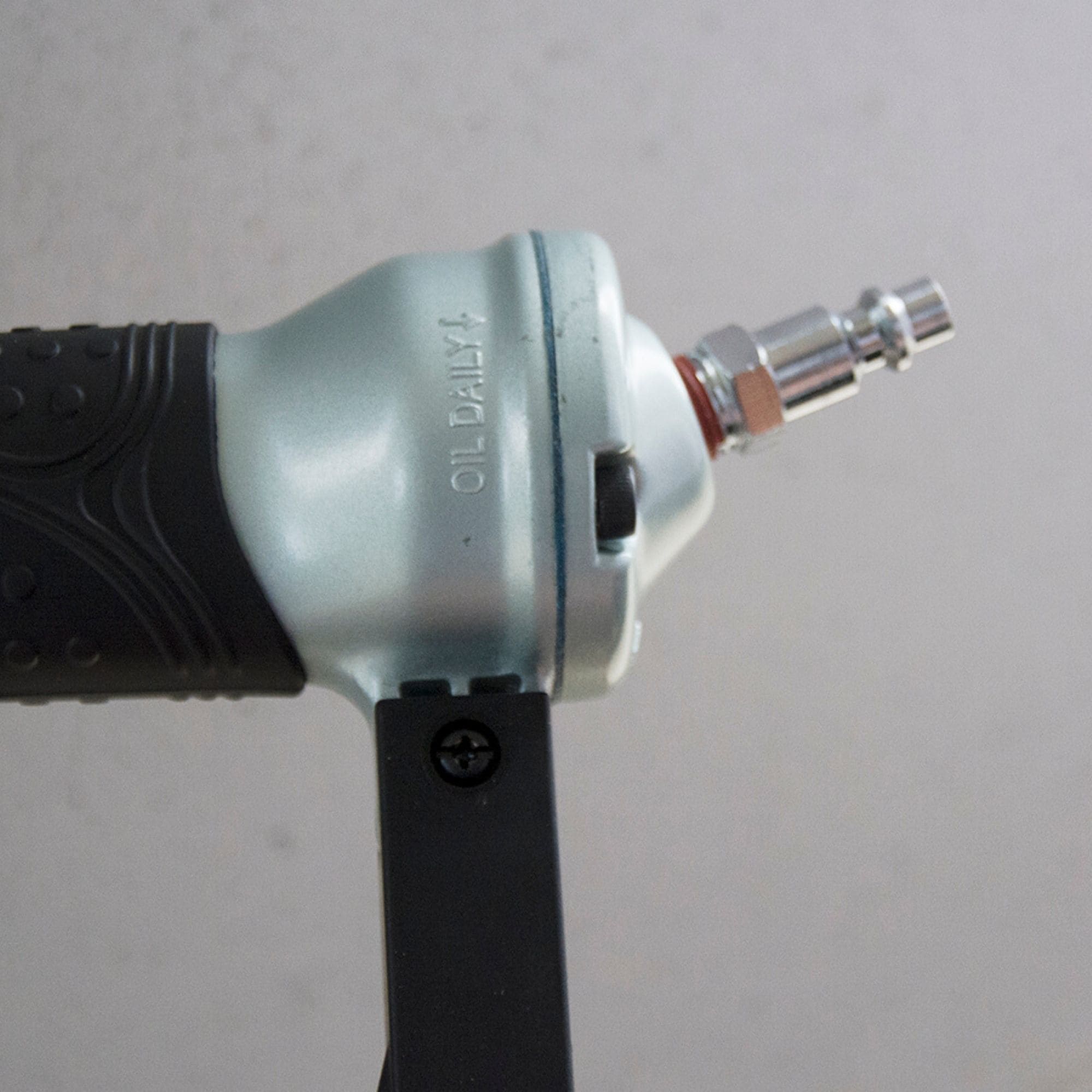 Clavadora neumática recta para clavos de brad de calibre 18 de Metabo HPT NT50AE2M de 2 pulgadas.