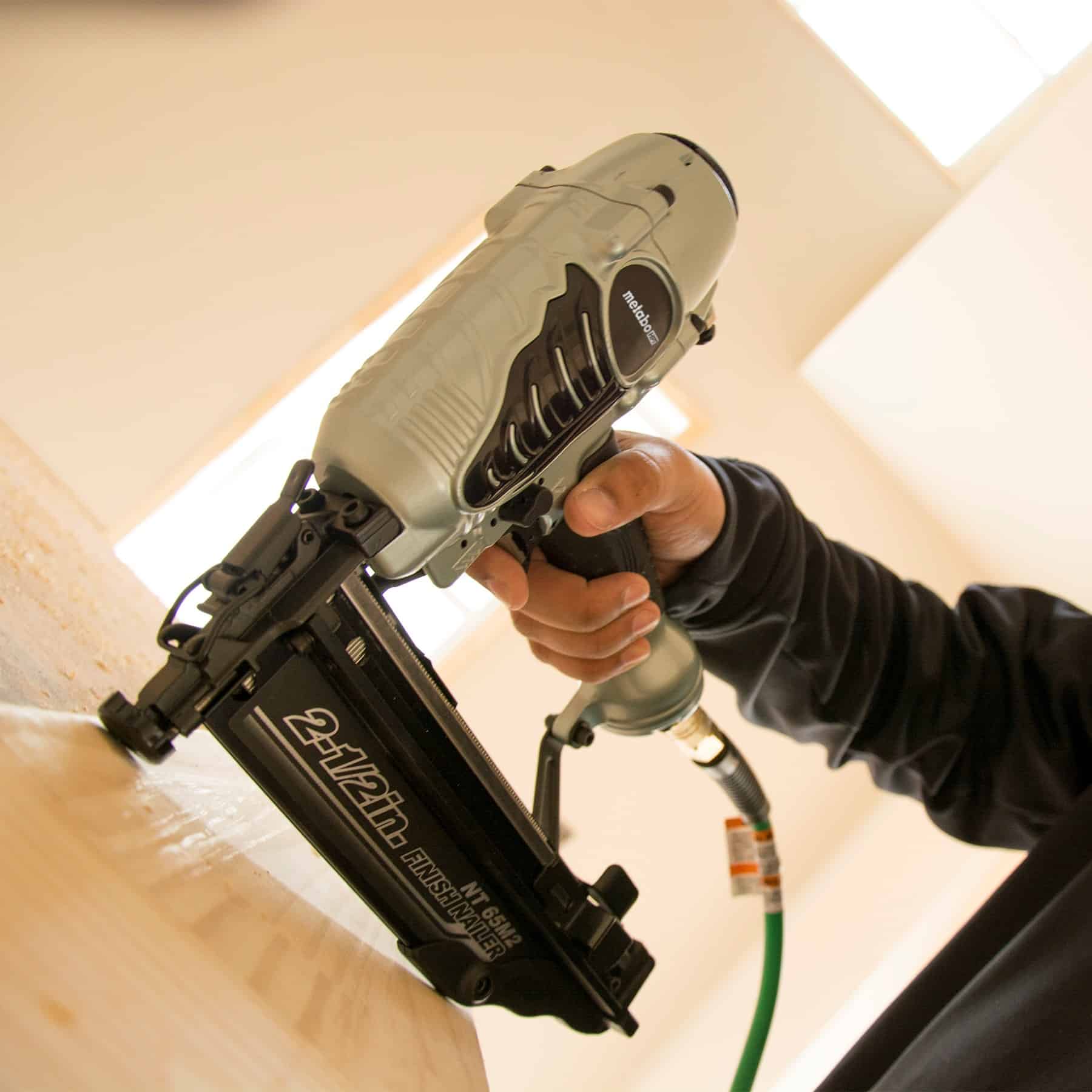 Clavadora de acabado recta neumática de 16 galgas de 2-1/2 pulgadas Metabo HPT NT65M2SM