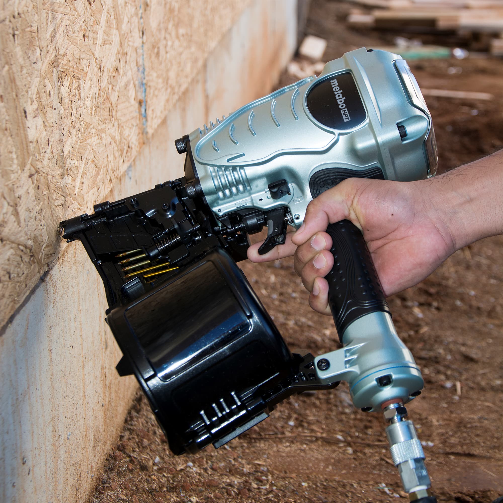 Clavadora neumática para entramado Metabo HPT de 3.5 pulgadas y ángulo de 15 grados NV90AGSM