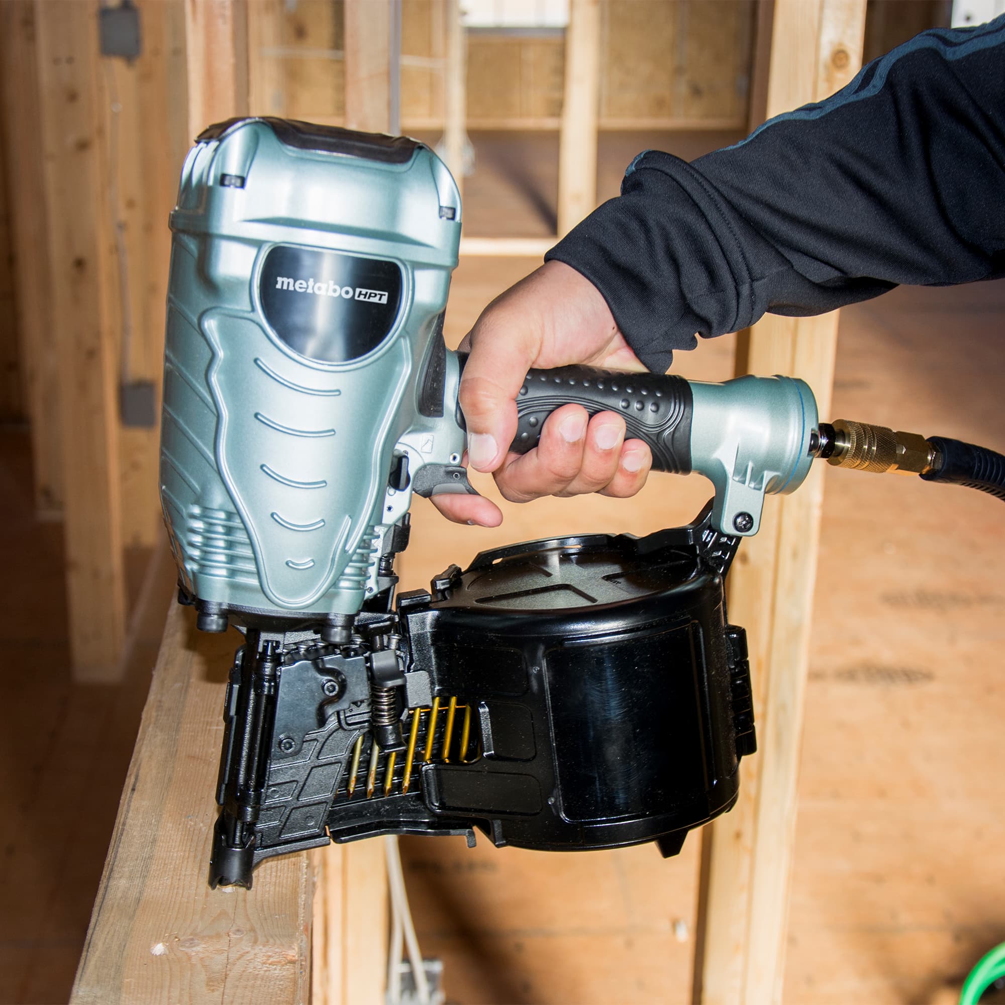 Clavadora neumática para entramado Metabo HPT de 3.5 pulgadas y ángulo de 15 grados NV90AGSM