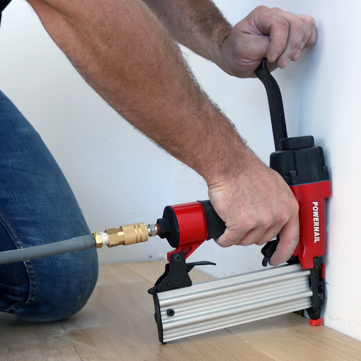 Clavadora de Piso Neumática de 18 -Gauge 2-Pulgadas Powernail BR50