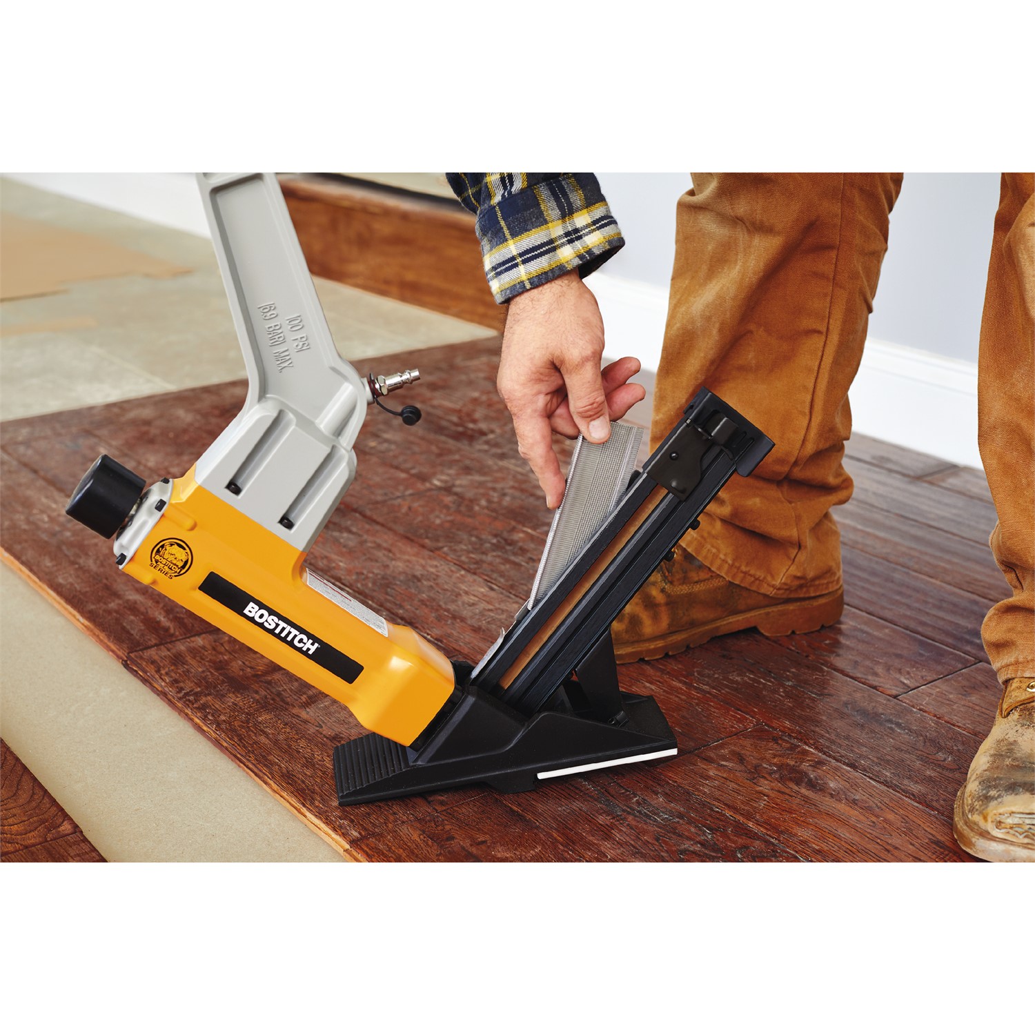 Clavadora neumática de pisos Bostitch Bulldog 2-en-1 de calibre 16