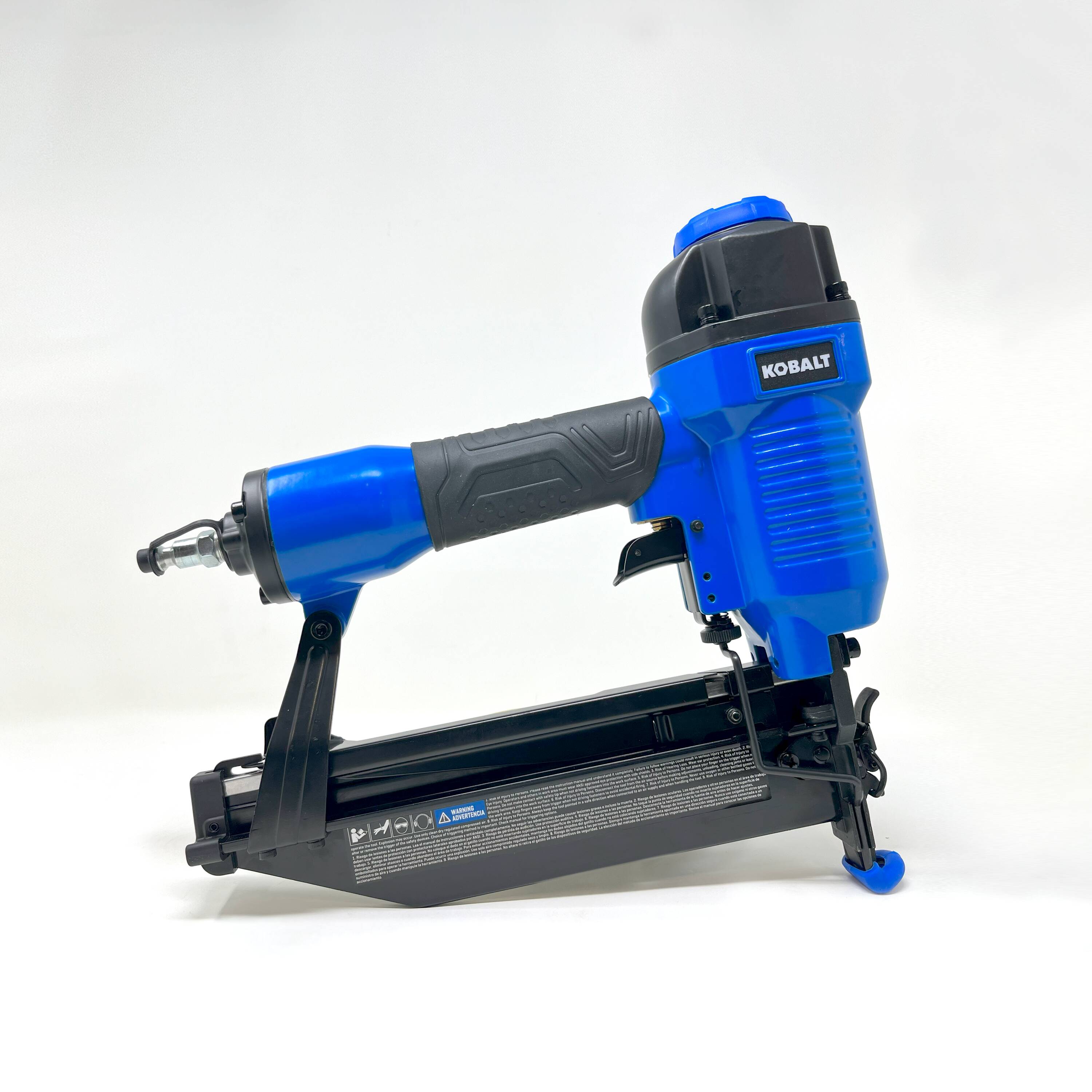 Clavadora Kobalt 2-1/2 pulgadas Calibre 16 de Aire Comprimido para Acabados Rectos KBAT161000.