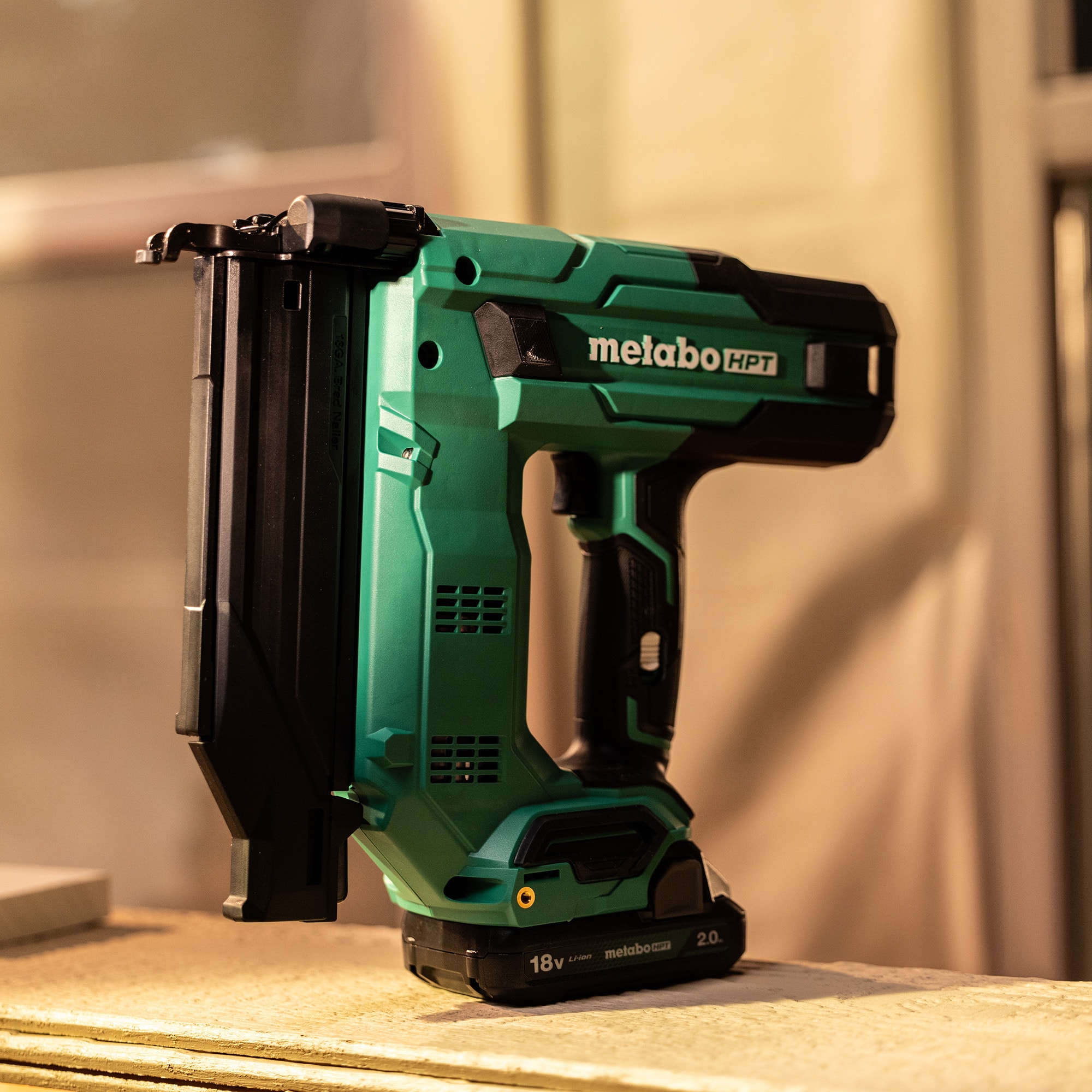 Clavadora inalámbrica Metabo HPT MultiVolt 2 en 1 de calibre 18 (Incluye batería) NT1850DGM
