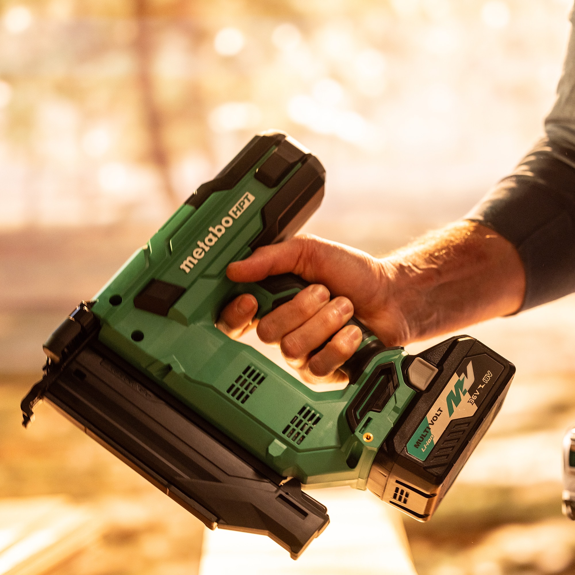 Clavadora inalámbrica Metabo HPT MultiVolt 2 en 1 de calibre 18 (Incluye batería) NT1850DGM