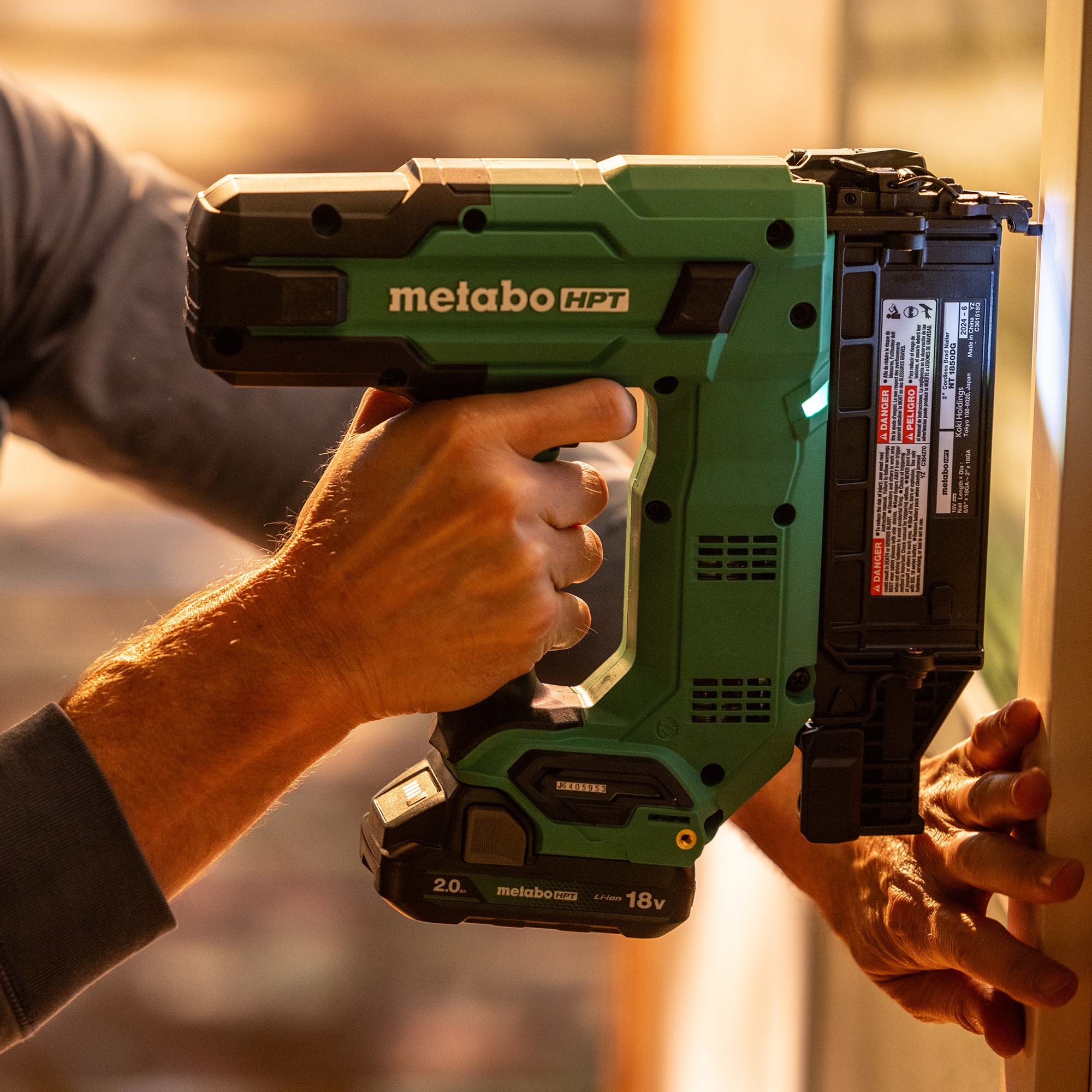 Clavadora inalámbrica Metabo HPT MultiVolt 2 en 1 de calibre 18 (Incluye batería) NT1850DGM