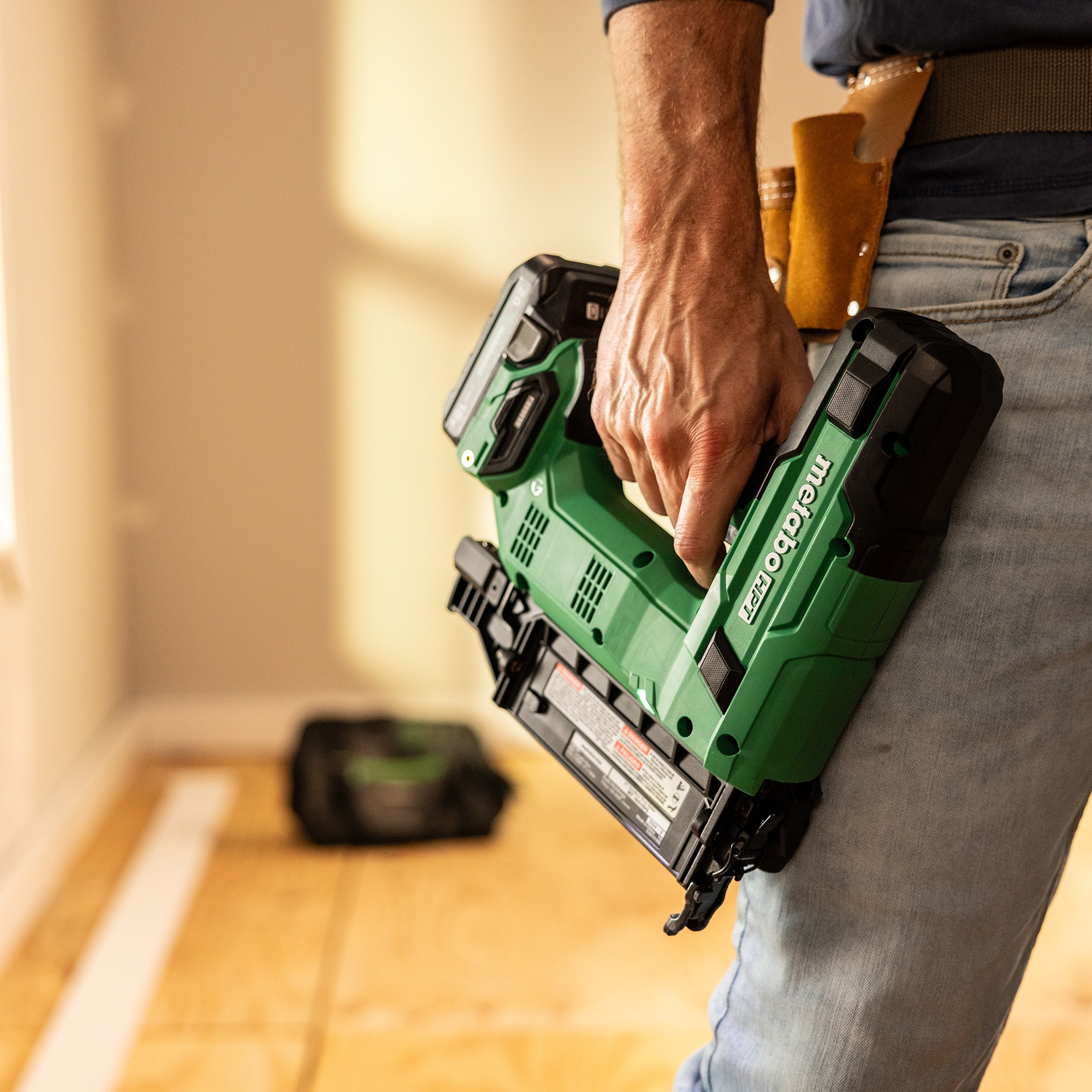 Clavadora inalámbrica Metabo HPT MultiVolt 2 en 1 de calibre 18 (Incluye batería) NT1850DGM