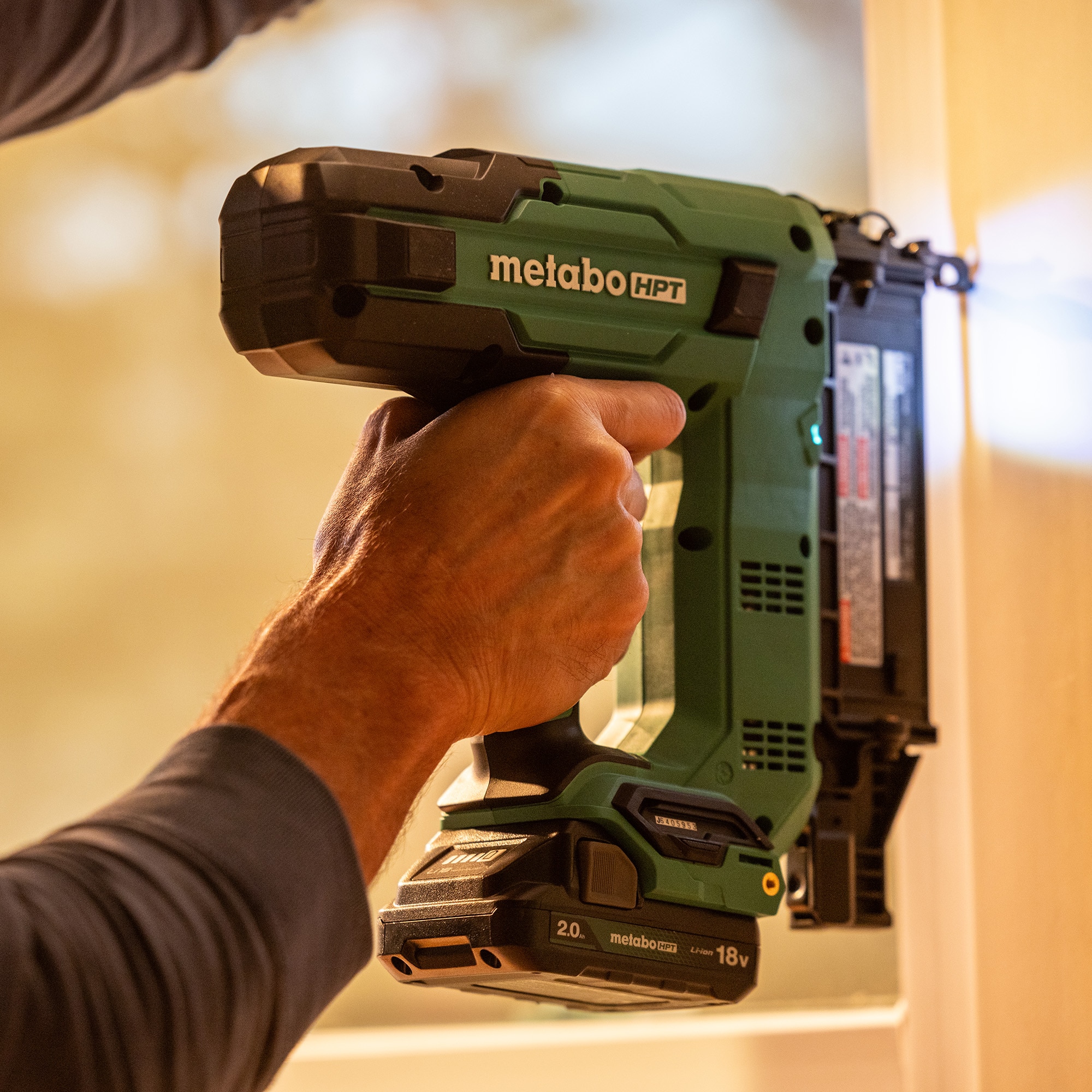 Clavadora inalámbrica Metabo HPT MultiVolt 2 en 1 de calibre 18 (Incluye batería) NT1850DGM