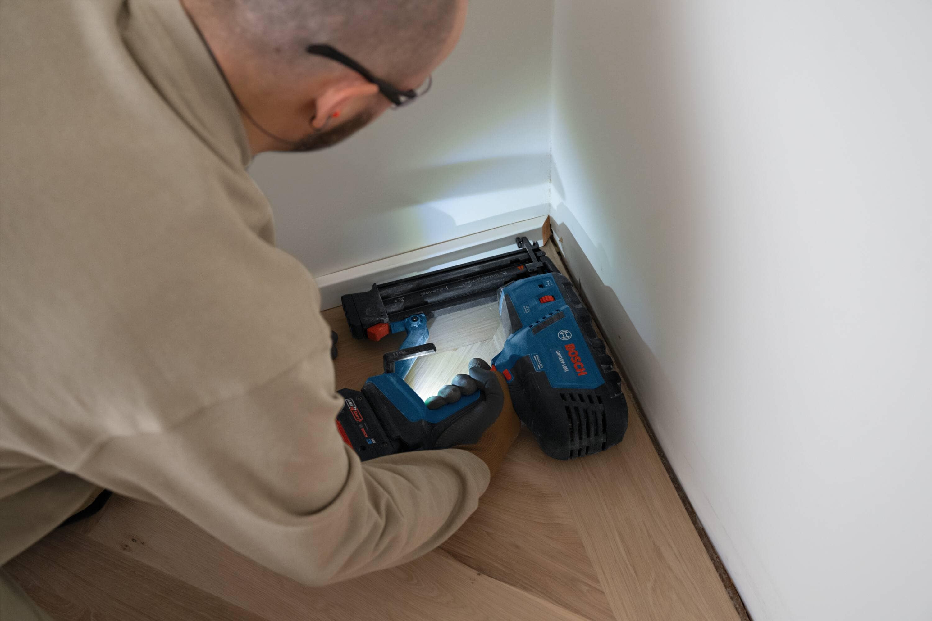 Clavadora inalámbrica Bosch 18V sin escobillas de 2-1/8 pulgadas y calibre 18 GNH18V-18MN