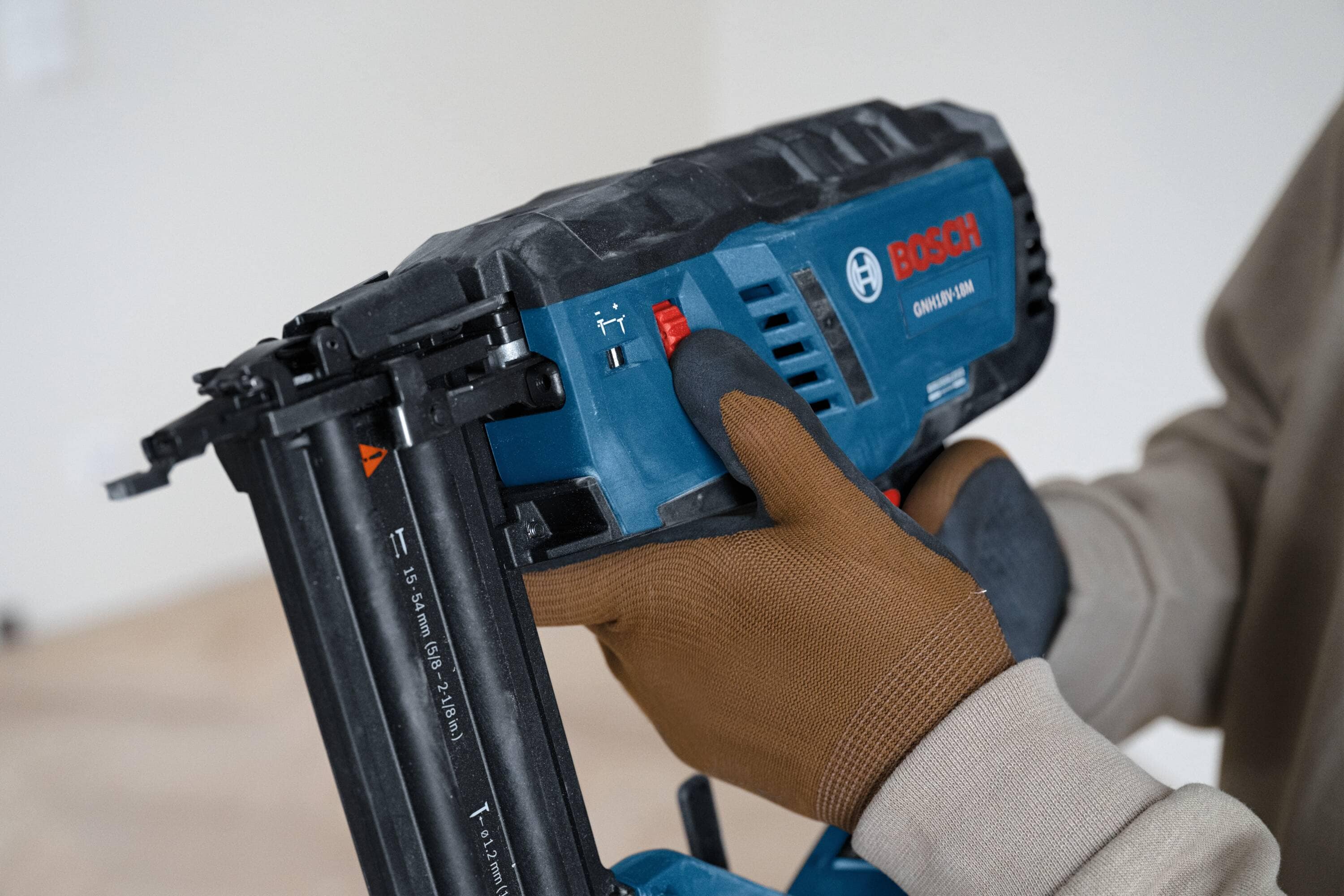 Clavadora inalámbrica Bosch 18V sin escobillas de 2-1/8 pulgadas y calibre 18 GNH18V-18MN