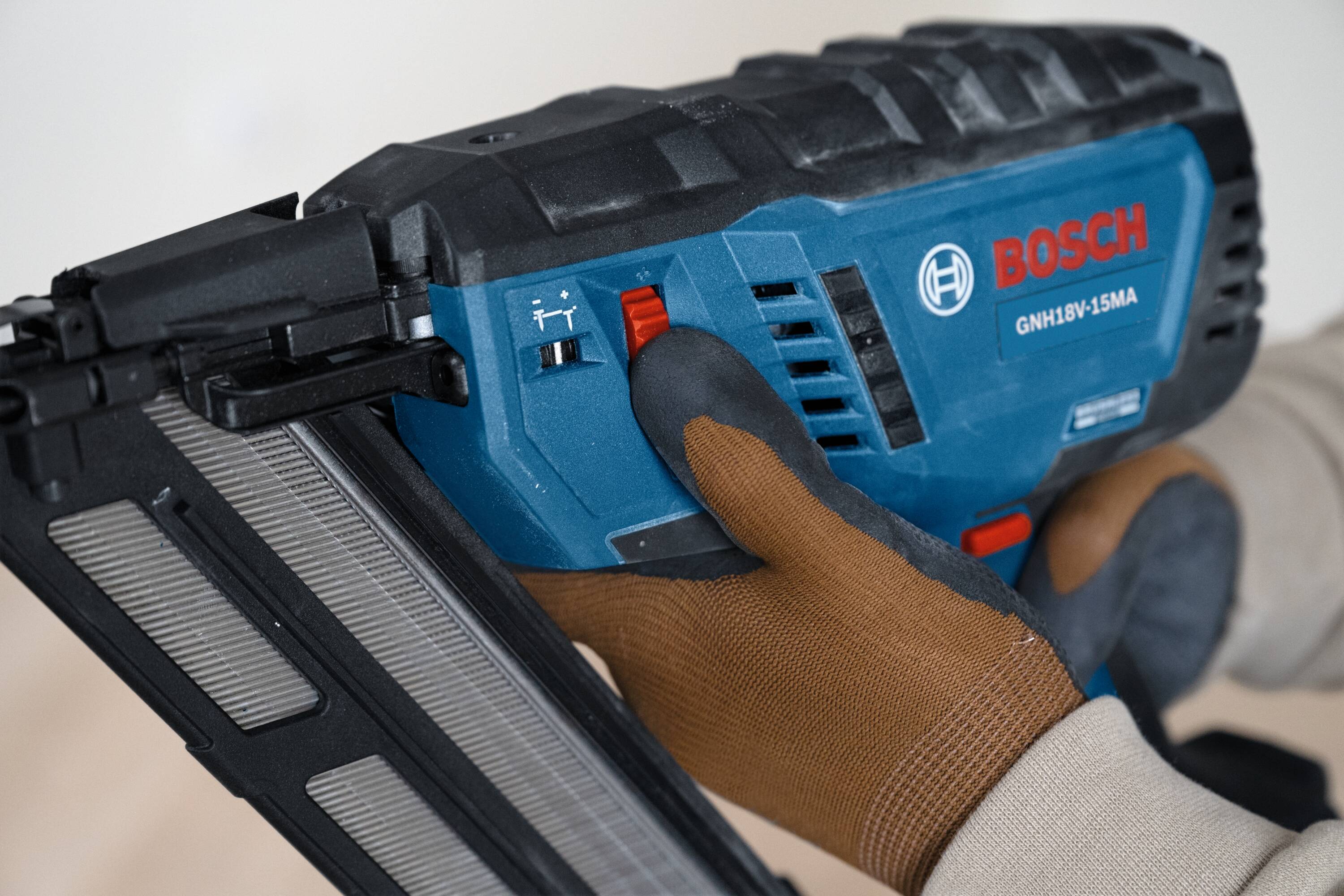 Clavadora inalámbrica sin escobillas Bosch 18V de calibre 15 de 2-1/2 pulgadas