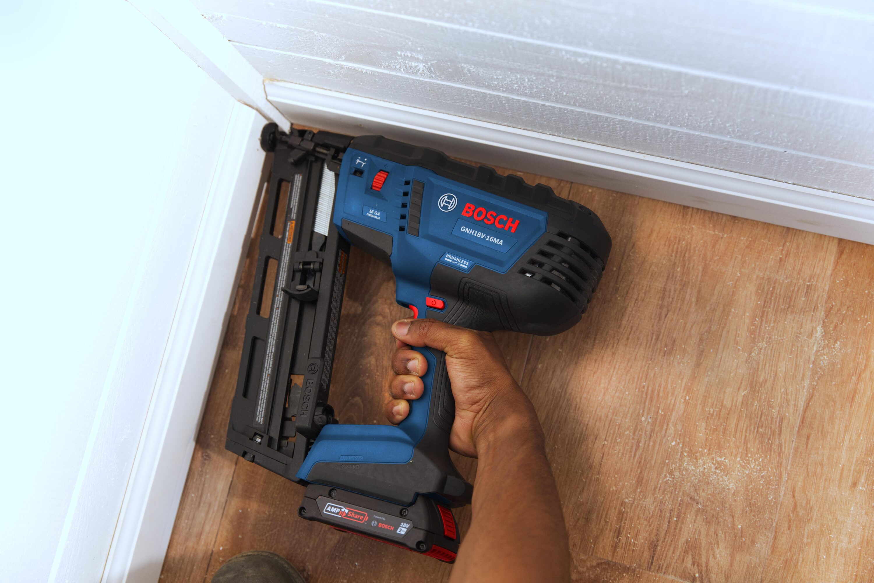 Clavadora inalámbrica Bosch 18V sin escobillas de 2-1/2 pulgadas de calibre 16 (Incluye batería) GNH18V-16MAB12