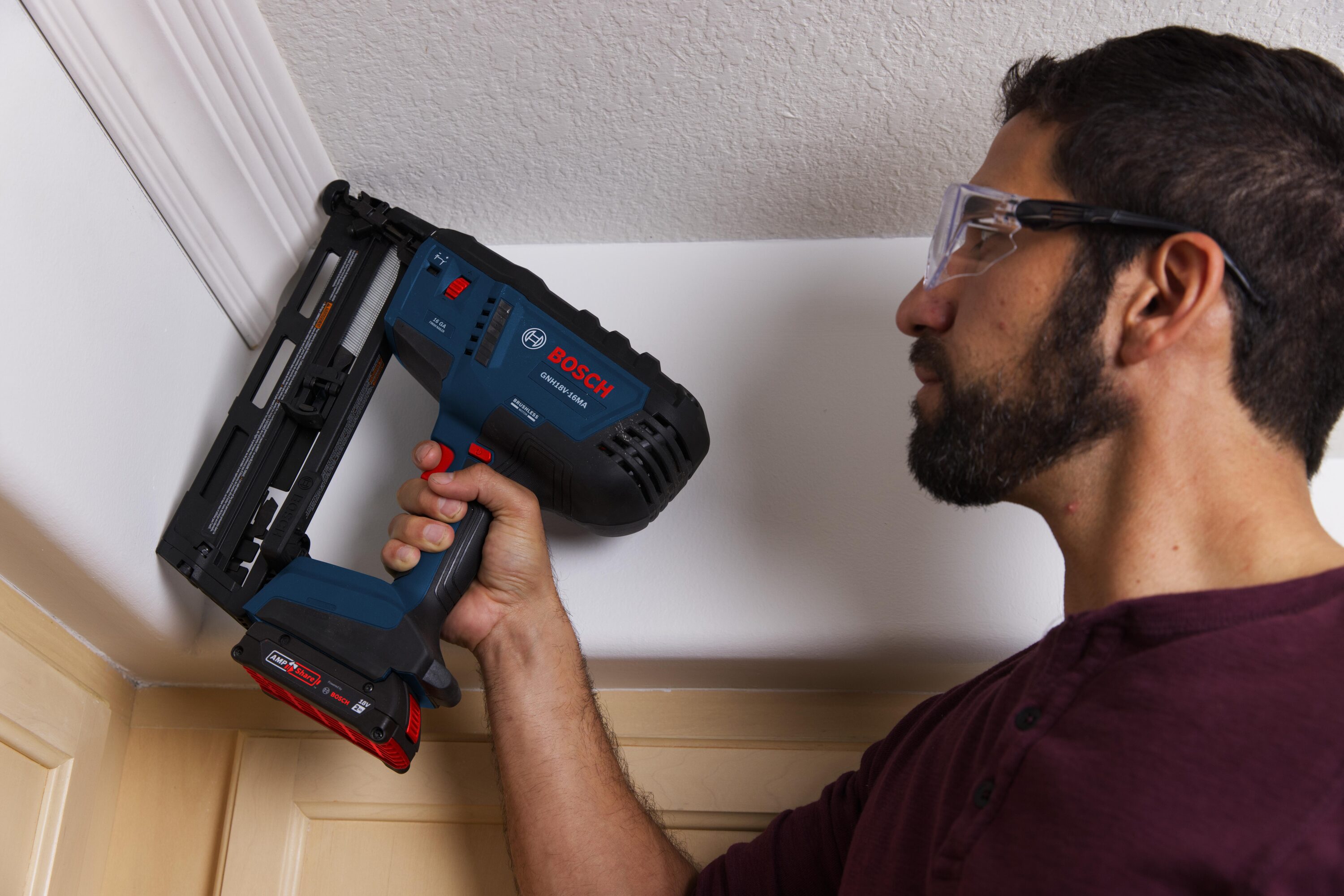 Clavadora inalámbrica Bosch 18V sin escobillas de 2-1/2 pulgadas de calibre 16 (Incluye batería) GNH18V-16MAB12