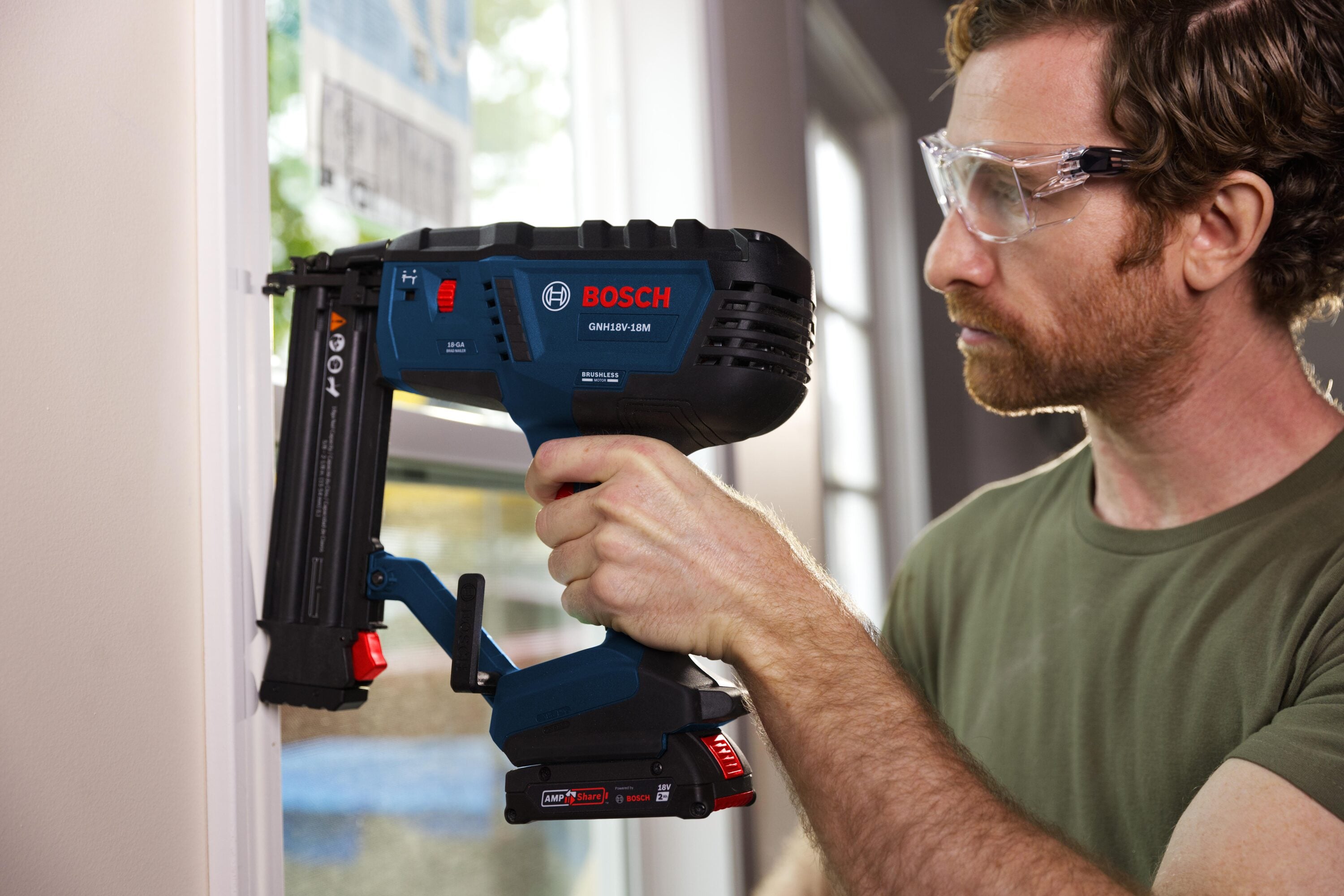 Clavadora inalámbrica Bosch de 18-Voltios sin escobillas de 2-1/2 pulgadas, Calibre 18 (Batería incluida) GNH18V-18MB12
