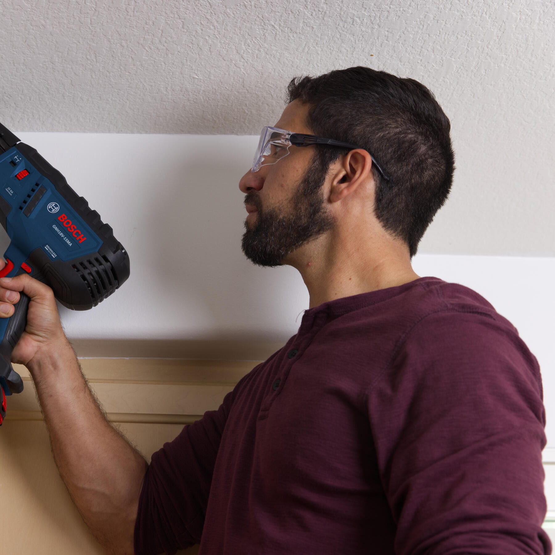 Clavadora inalámbrica Bosch 18V Brushless de 2-1/2 pulgadas calibre 15 para acabados (Incluye batería) GNH18V-15MAB12