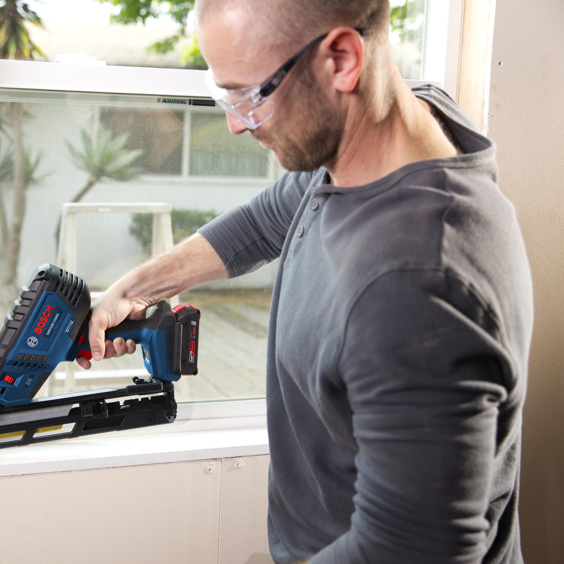 Clavadora inalámbrica Bosch 18V Brushless de 2-1/2 pulgadas calibre 15 para acabados (Incluye batería) GNH18V-15MAB12
