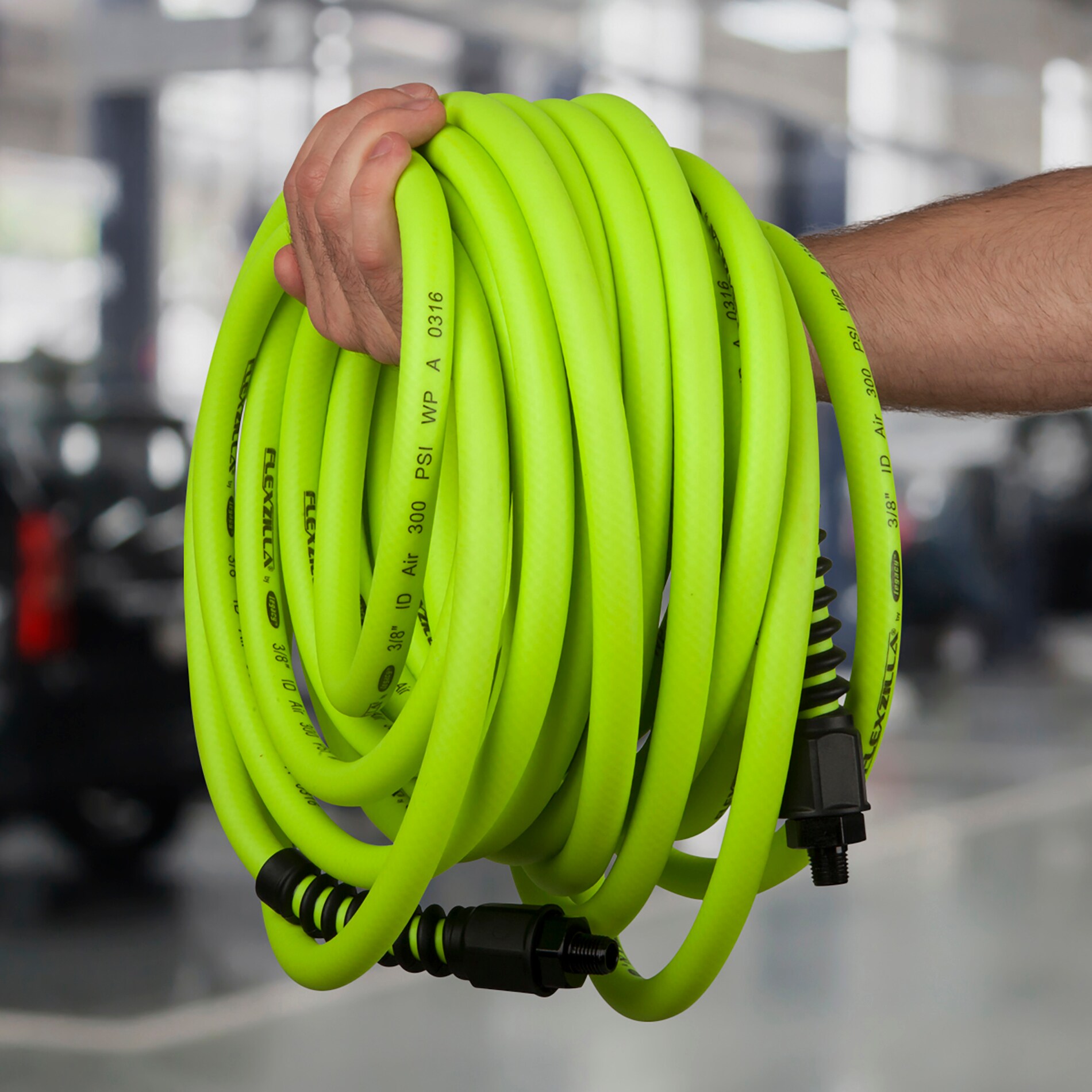 Manguera de aire Flexzilla Pro, 1/4 pulgadas x 25 pies, Accesorios 1/4 pulgadas MNPT HFZP1425YW2.