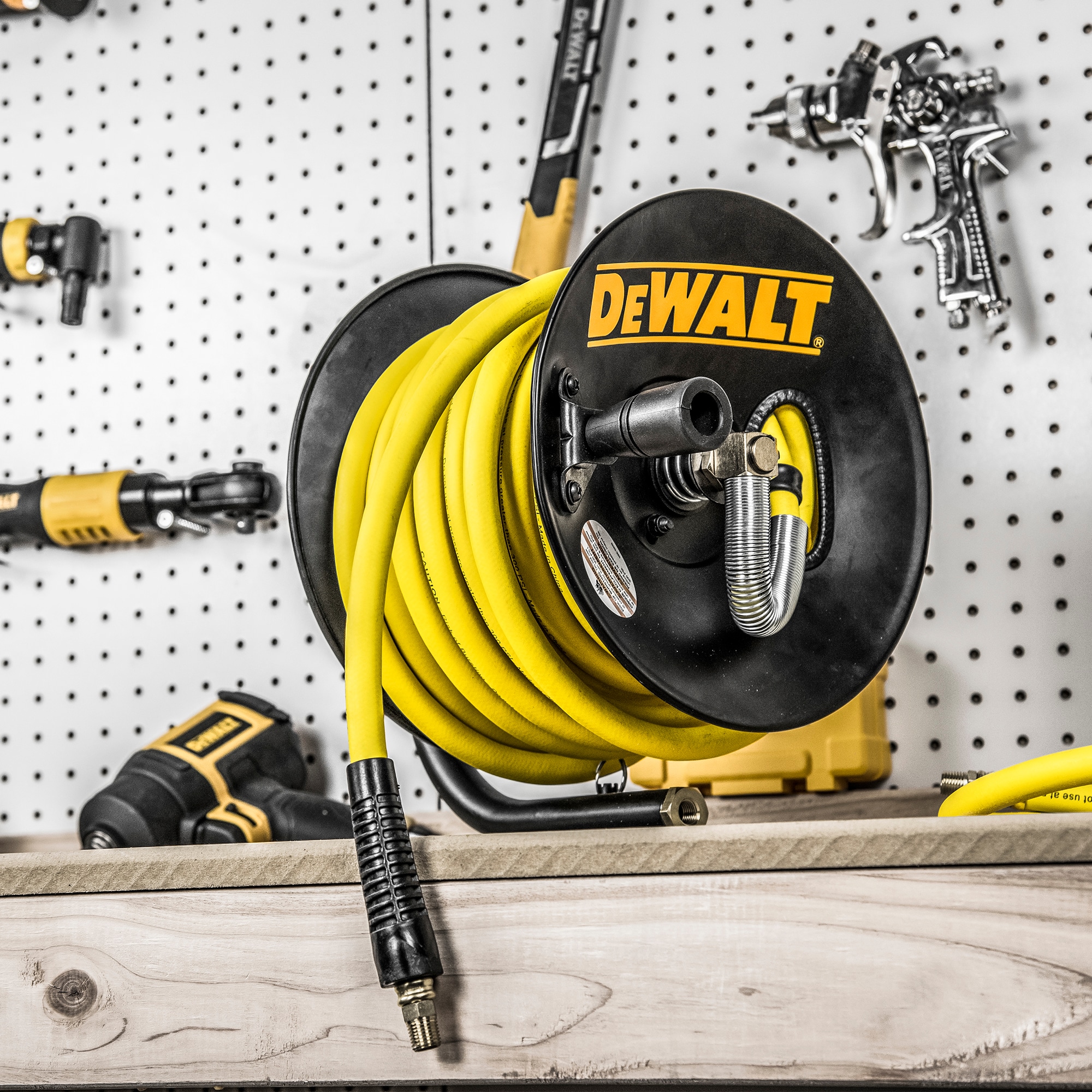 Carrete manual de manguera DEWALT, 3/8 pulgadas x 50 pies. De goma DXCM024-0348