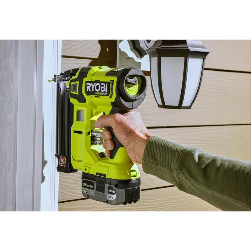 RYOBI ONE+ HP 18V Kit de clavadora inalámbrica AirStrike Brad de calibre 18 con motor sin escobillas, batería de 4.0 Ah y cargador - P322K