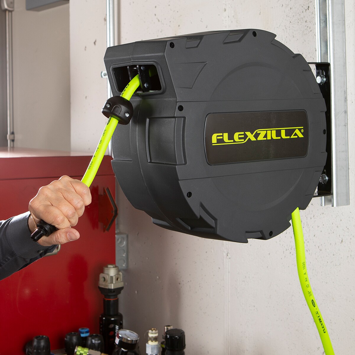 Carrete retráctil de manguera de aire de plástico Flexzilla Flexzilla, 3/8 pulgadas x 30 pies