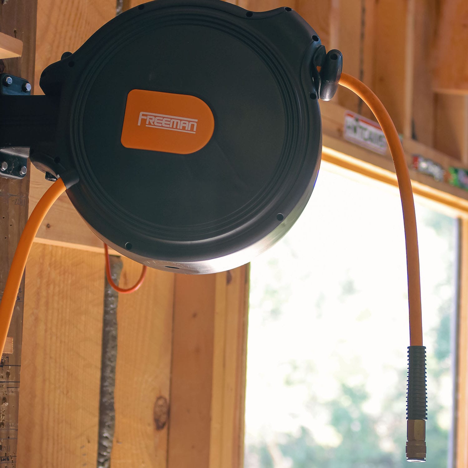 La manguera de aire está construida con un polímero híbrido de PVC que es ligero sin sacrificar resistencia y durabilidad, y puede resistir temperaturas bajo cero de -22 grados F a 122 grados F para uso en cualquier clima. P3865CHR