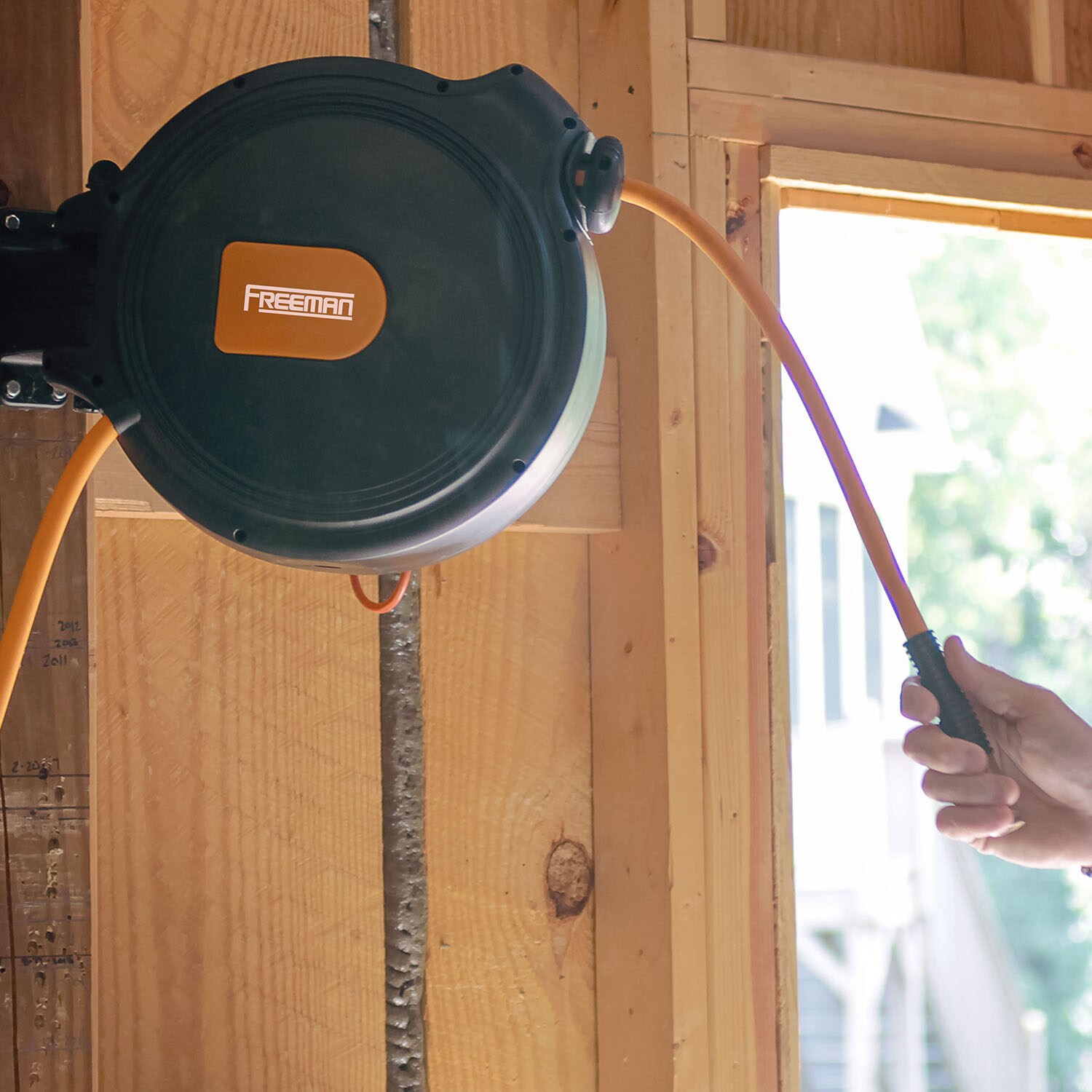 La manguera de aire está construida con un polímero híbrido de PVC que es ligero sin sacrificar resistencia y durabilidad, y puede resistir temperaturas bajo cero de -22 grados F a 122 grados F para uso en cualquier clima. P3865CHR
