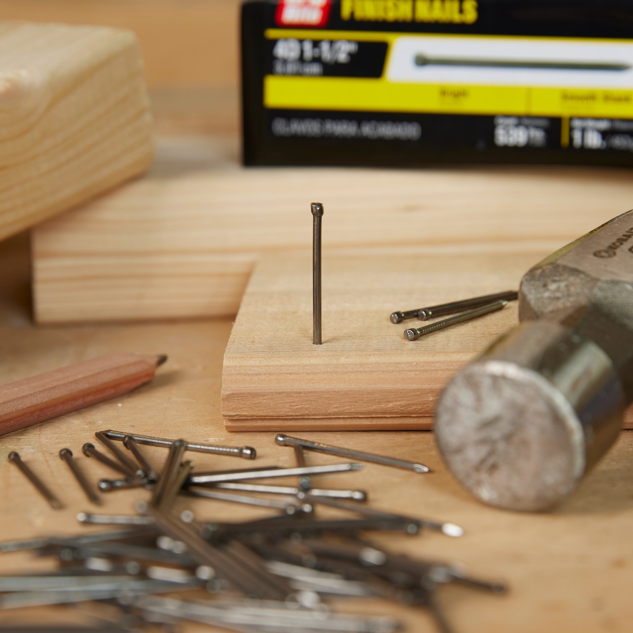 Clavos con acabado amarillo de zinc de calibre 15 de 1-1/2 pulgadas Grip-Rite 539 por caja 4F1