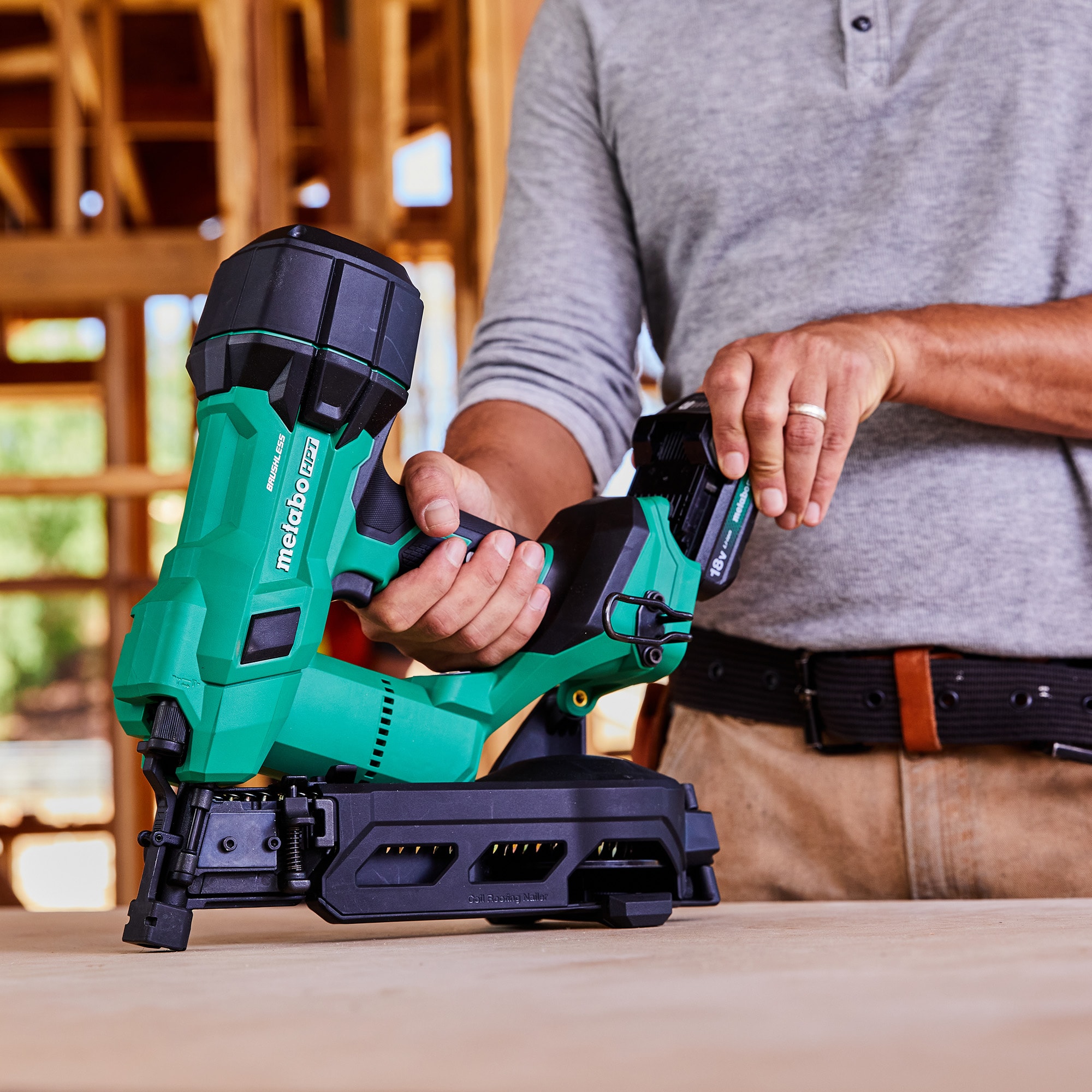 Clavadora inalámbrica para techos Metabo HPT MultiVolt de 1-3/4 pulgadas (Batería incluida) (Cargador incluido) NV1845DAM