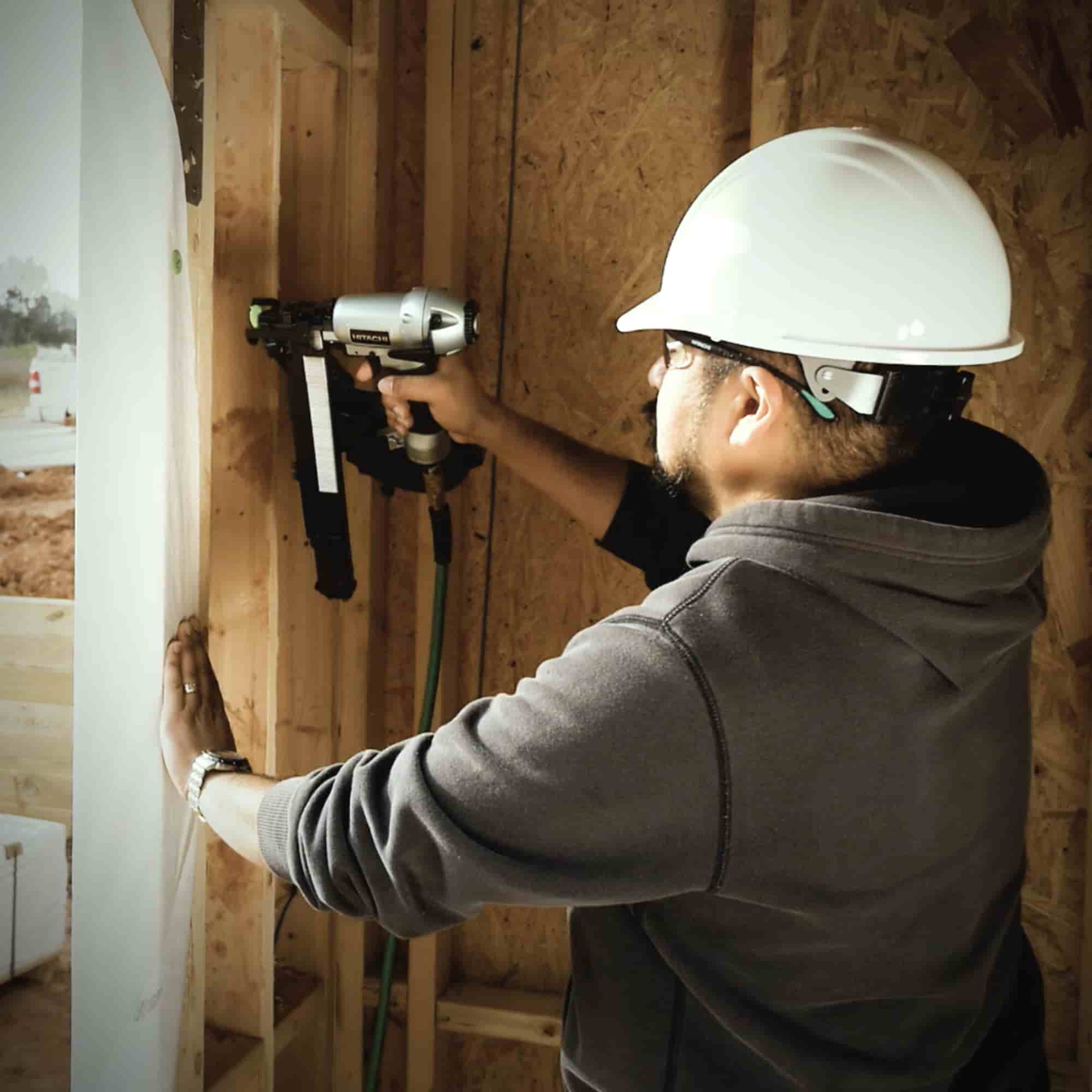 Grampadora neumática de corona media de 18 galgas y 7/16 pulgadas Metabo HPT N3808APM