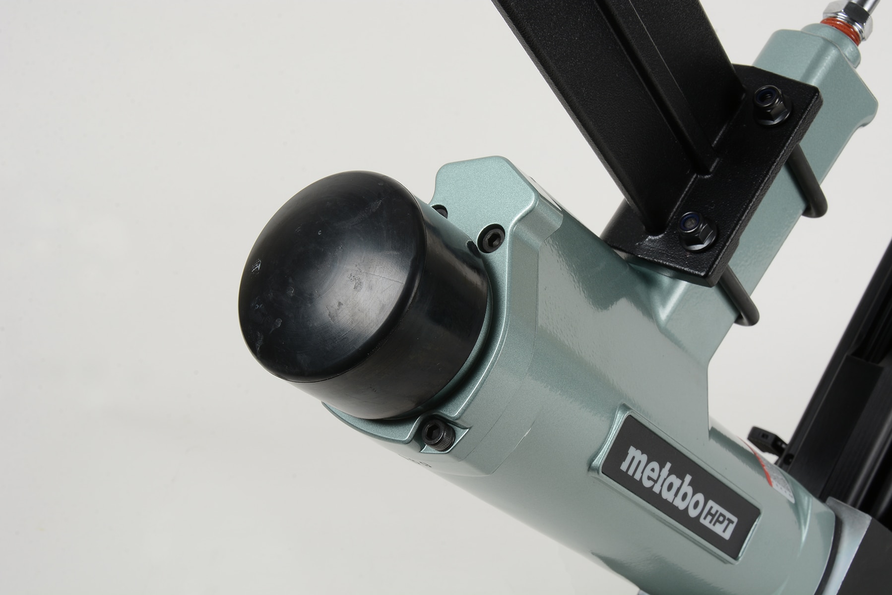 Clavadora neumática para suelos de corona media de calibre 15.5 de 1/2 pulgadas Metabo HPT N5010ABM