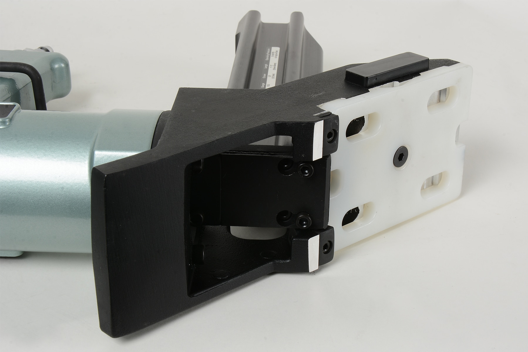 Clavadora neumática para suelos de corona media de calibre 15.5 de 1/2 pulgadas Metabo HPT N5010ABM