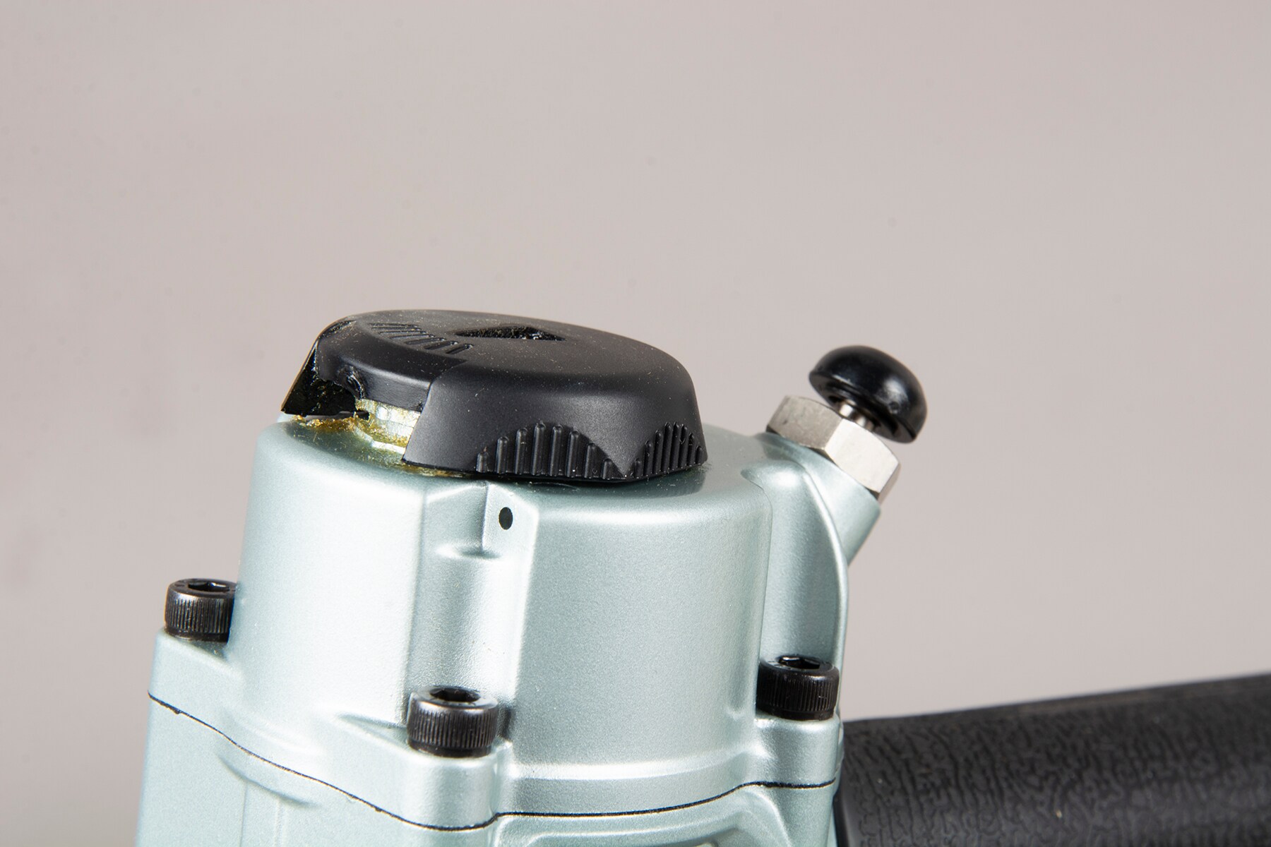 Clavadora neumática de acabado de corona estrecha de calibre 18 de 1/4 pulgadas Metabo HPT N3804A5M
