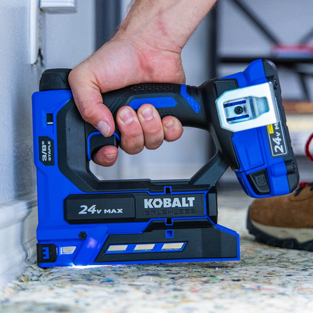 Grampadora de remate de corona mediana de calibre 20 Kobalt XTR (Batería y cargador no incluidos) KXST 124B-03.