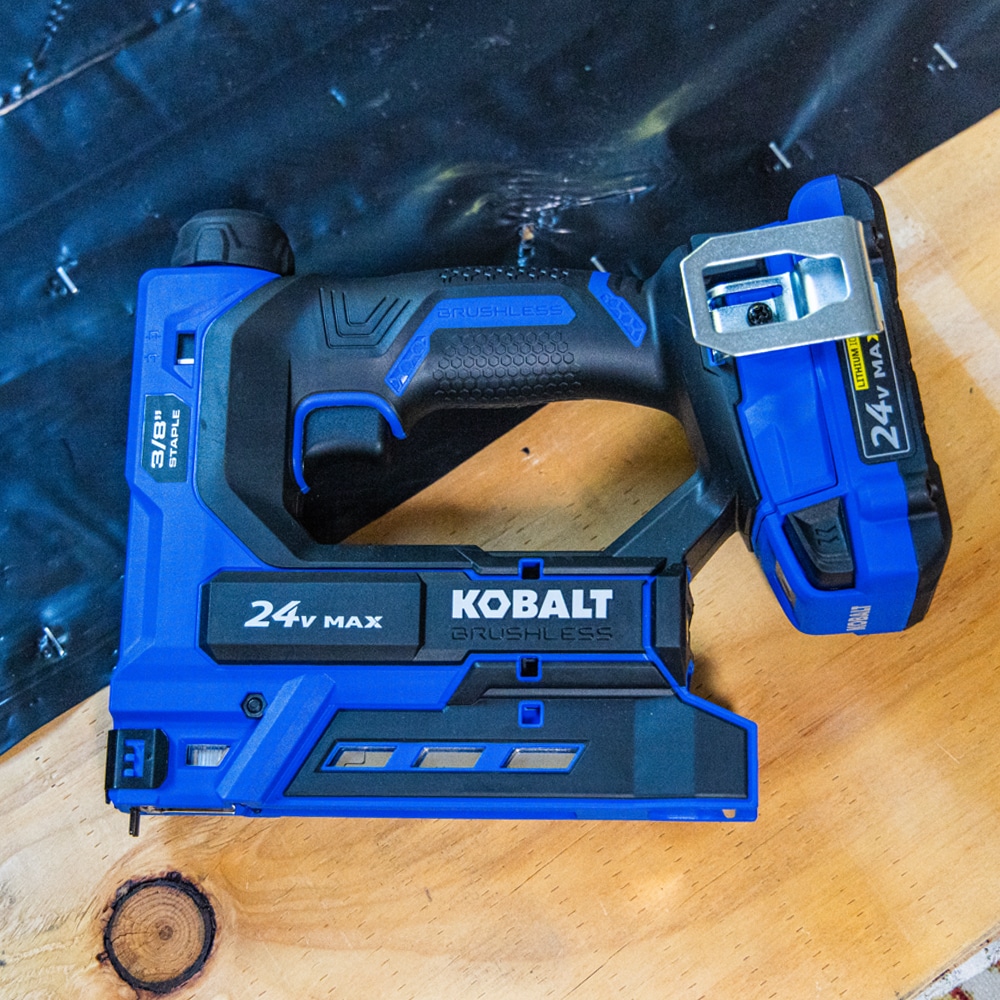 Grampadora de remate de corona mediana de calibre 20 Kobalt XTR (Batería y cargador no incluidos) KXST 124B-03.