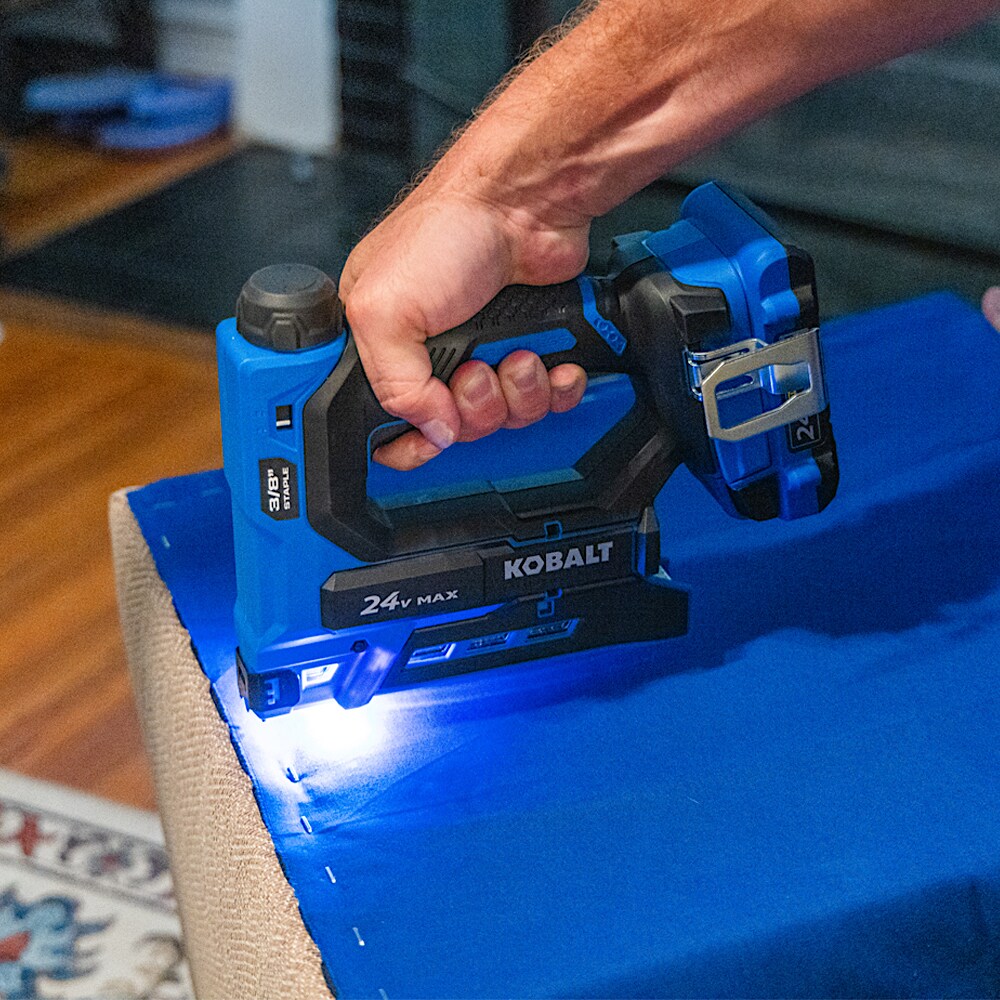 Grampadora de remate de corona mediana de calibre 20 Kobalt XTR (Batería y cargador no incluidos) KXST 124B-03.