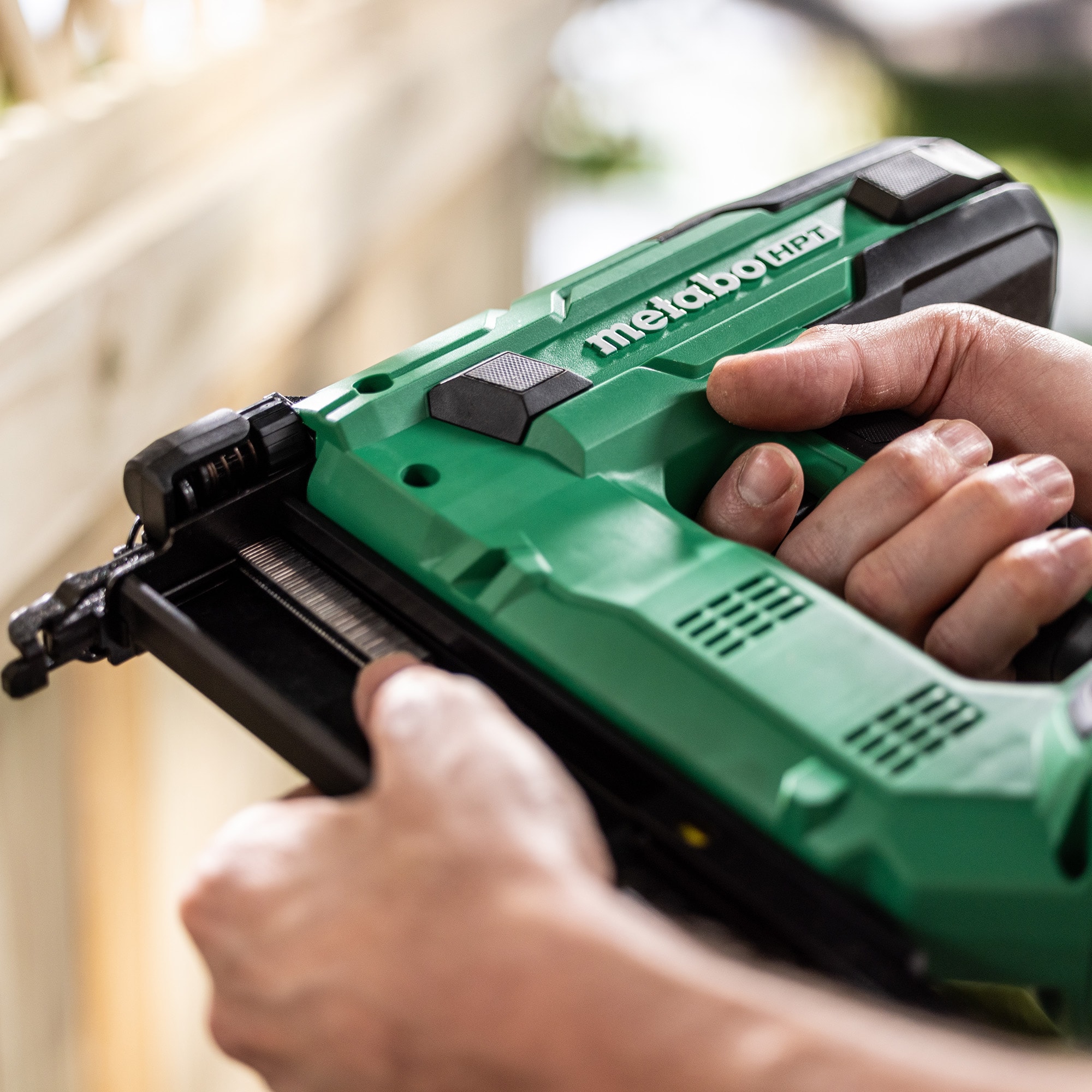 Clavadora metálica para acabados de corona estrecha de calibre 18 Metabo HPT MultiVolt 1 y 1/2 pulgadas (Batería y cargador incluidos) N1804DBM
