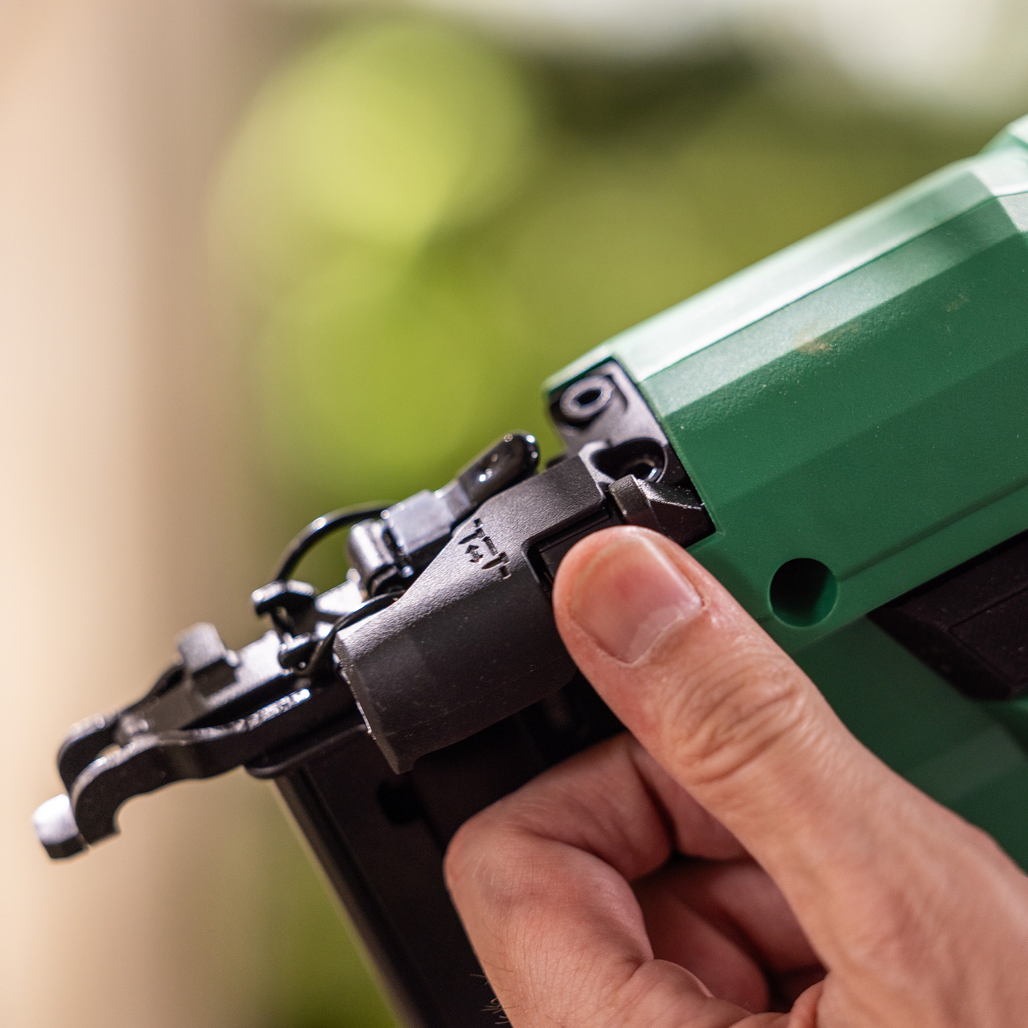 Clavadora metálica para acabados de corona estrecha de calibre 18 Metabo HPT MultiVolt 1 y 1/2 pulgadas (Batería y cargador incluidos) N1804DBM